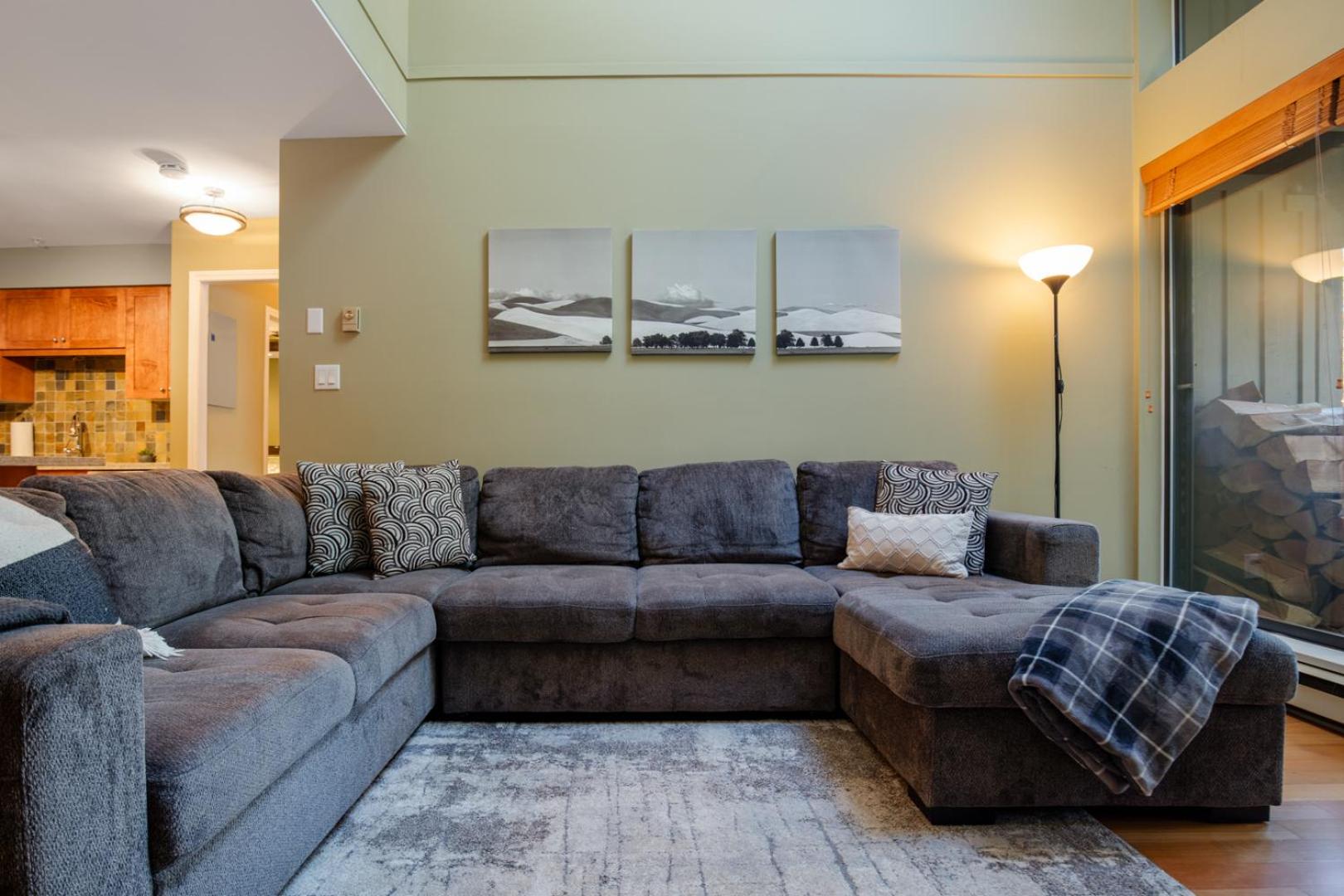 3BR in Wintergreen, Family Sized, Wood Burning Fireplace, Secure Parking, Ski Hill Bus Access