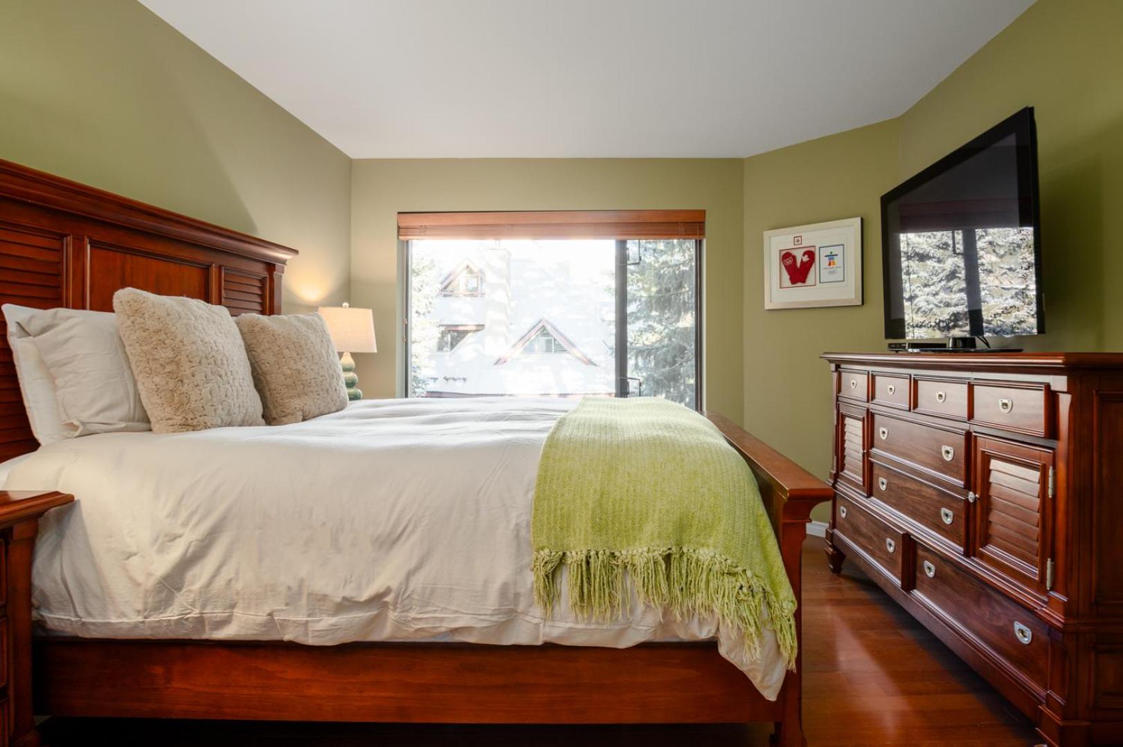 3BR in Wintergreen, Family Sized, Wood Burning Fireplace, Secure Parking, Ski Hill Bus Access