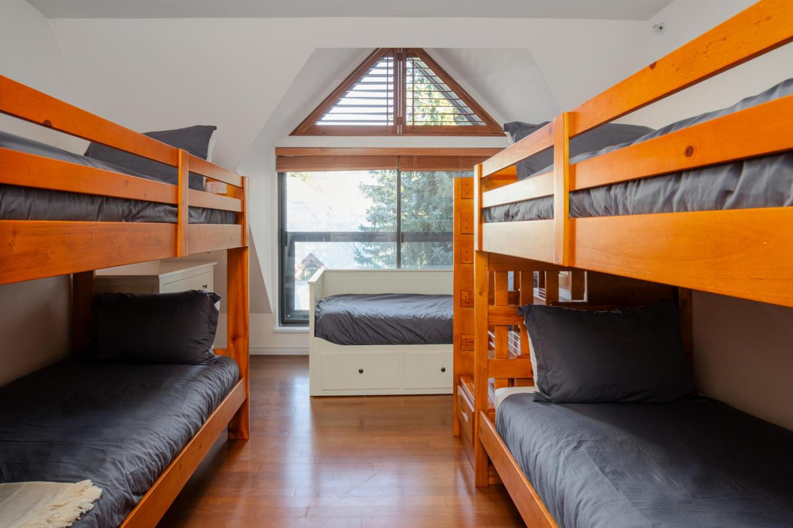 3BR in Wintergreen, Family Sized, Wood Burning Fireplace, Secure Parking, Ski Hill Bus Access
