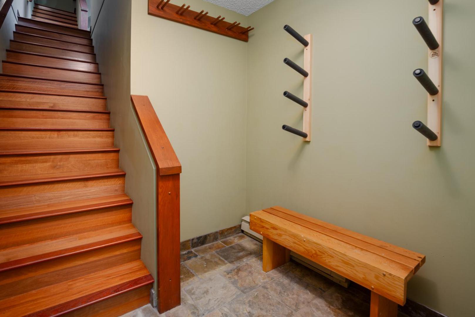 3BR in Wintergreen, Family Sized, Wood Burning Fireplace, Secure Parking, Ski Hill Bus Access