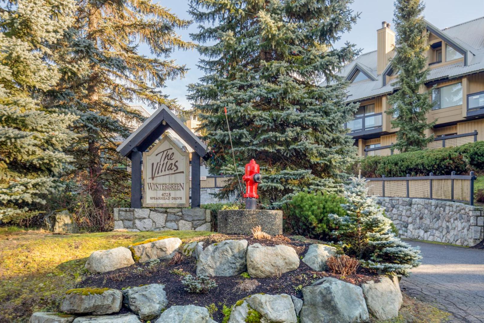 3BR in Wintergreen, Family Sized, Wood Burning Fireplace, Secure Parking, Ski Hill Bus Access