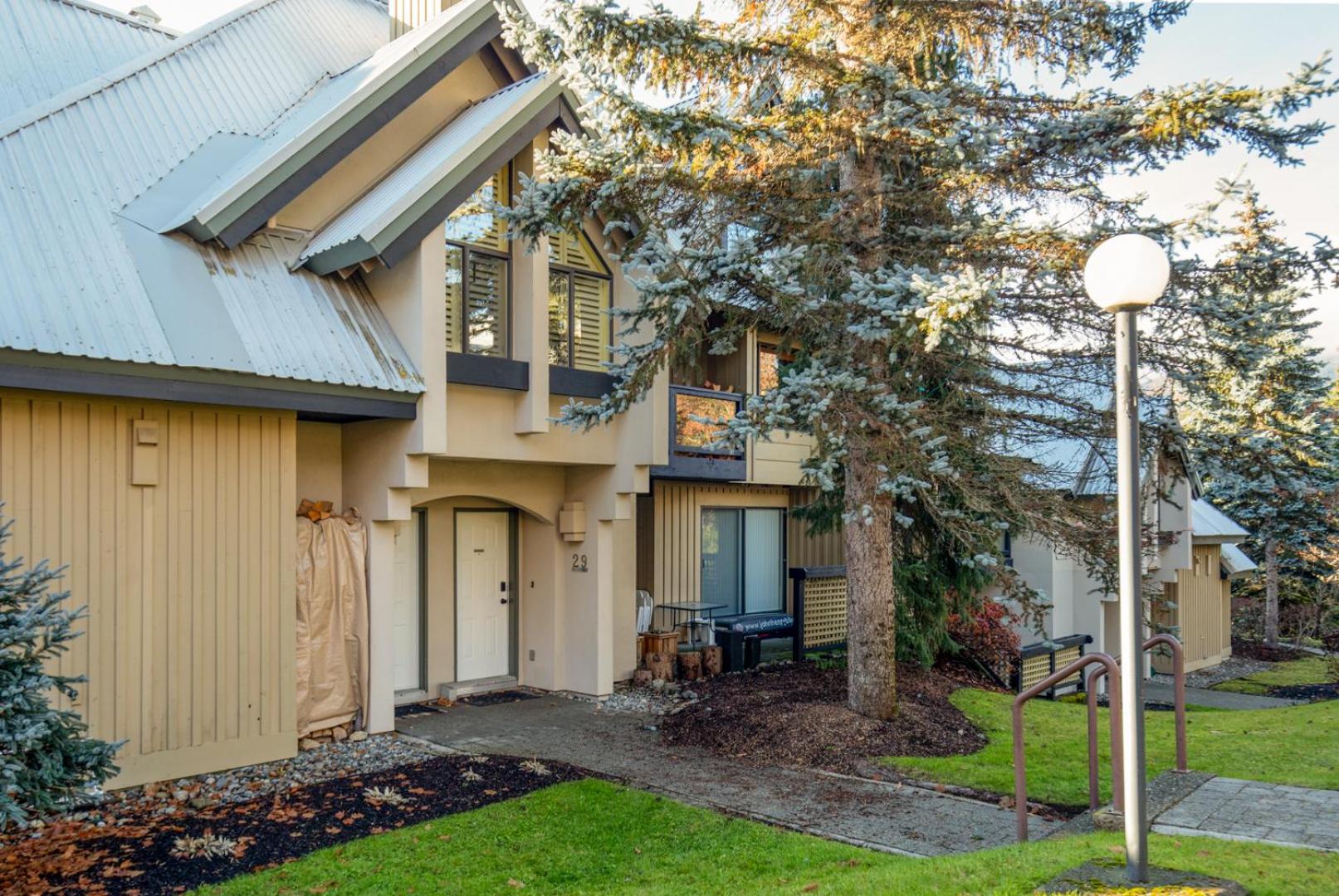 3BR in Wintergreen, Family Sized, Wood Burning Fireplace, Secure Parking, Ski Hill Bus Access