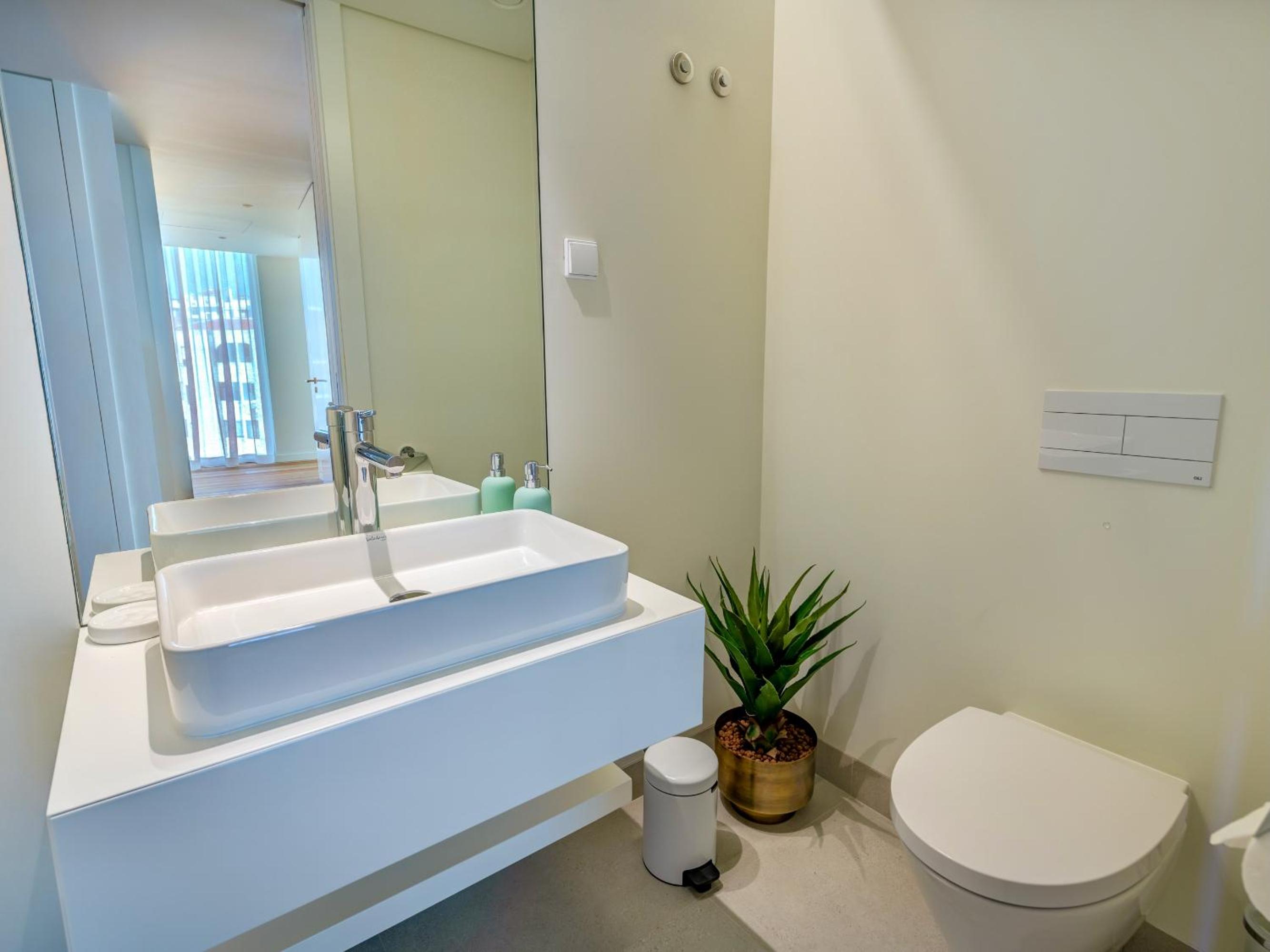 Bayline - Beachfront Bliss & Spa by Bedzy view 4