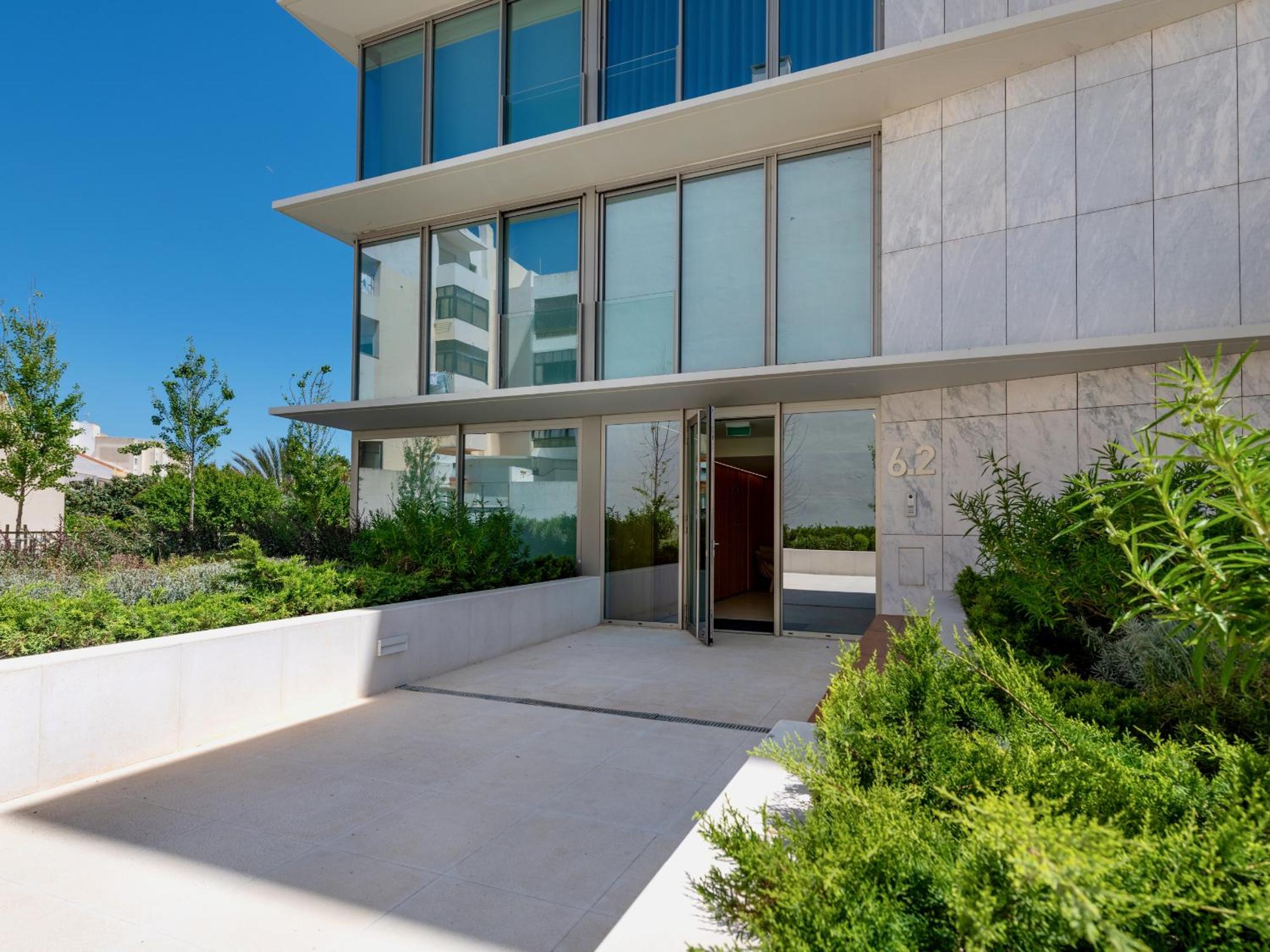 Bayline - Beachfront Bliss & Spa by Bedzy view 2