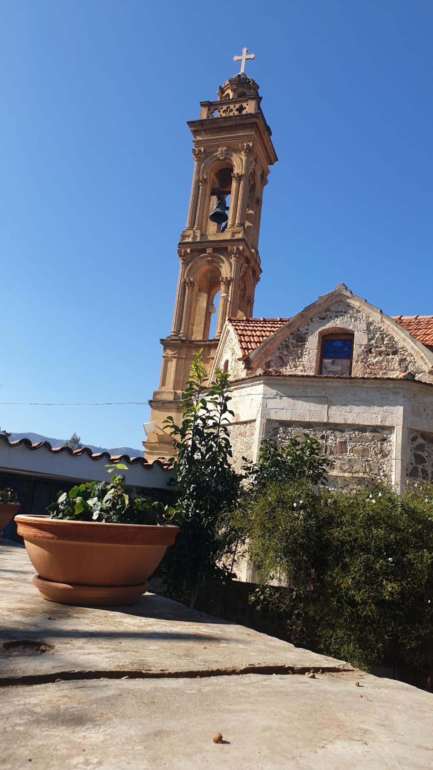 Traditional adobe house in Evrychou with cozy garden and fireplace!