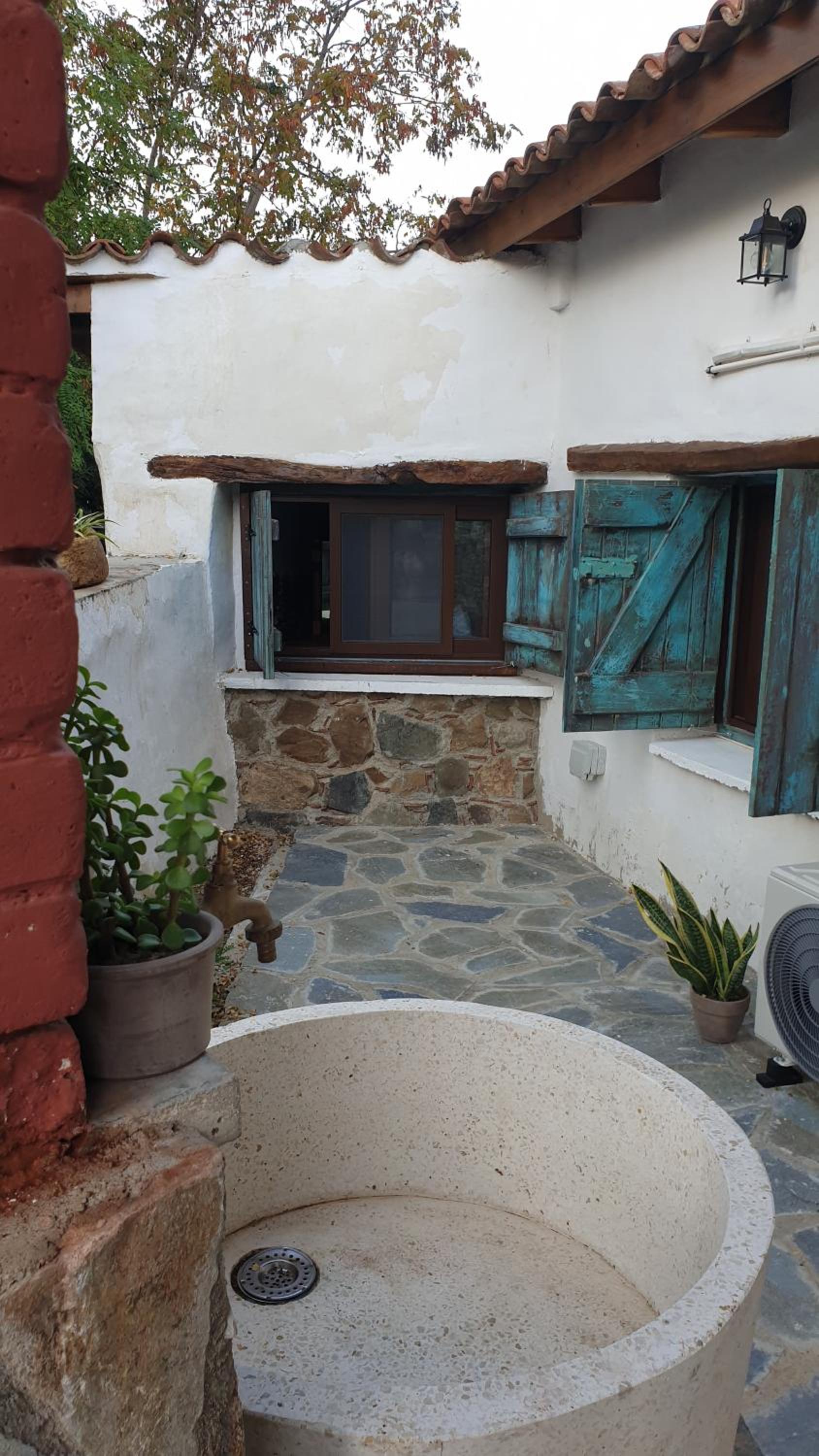 Traditional adobe house in Evrychou with cozy garden and fireplace!