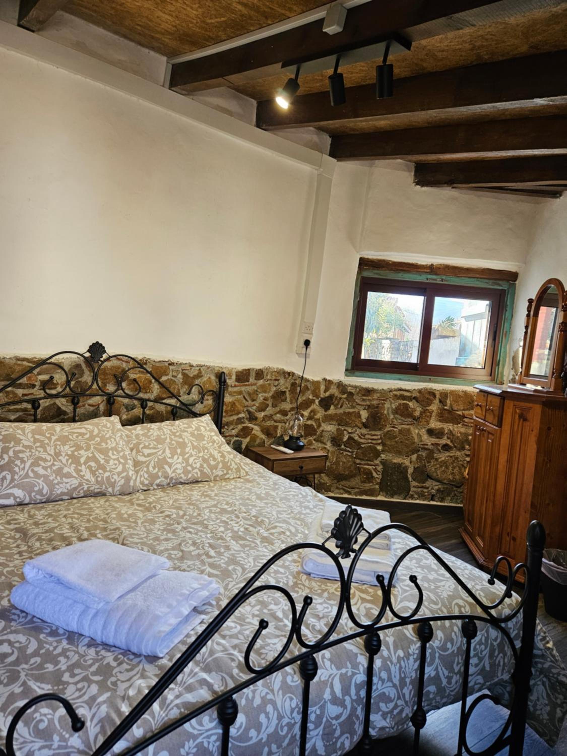 Traditional adobe house in Evrychou with cozy garden and fireplace!