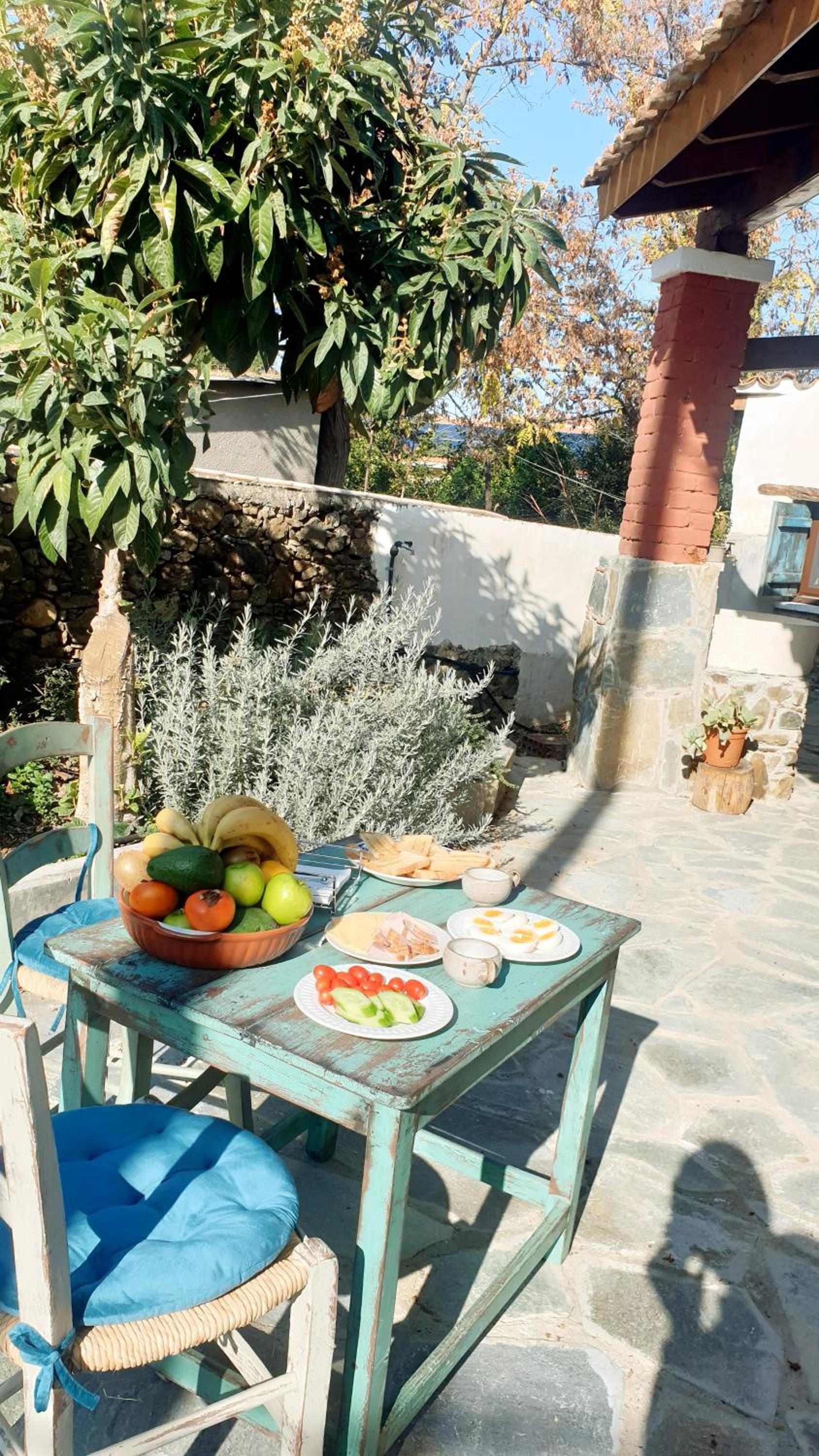 Traditional adobe house in Evrychou with cozy garden and fireplace!