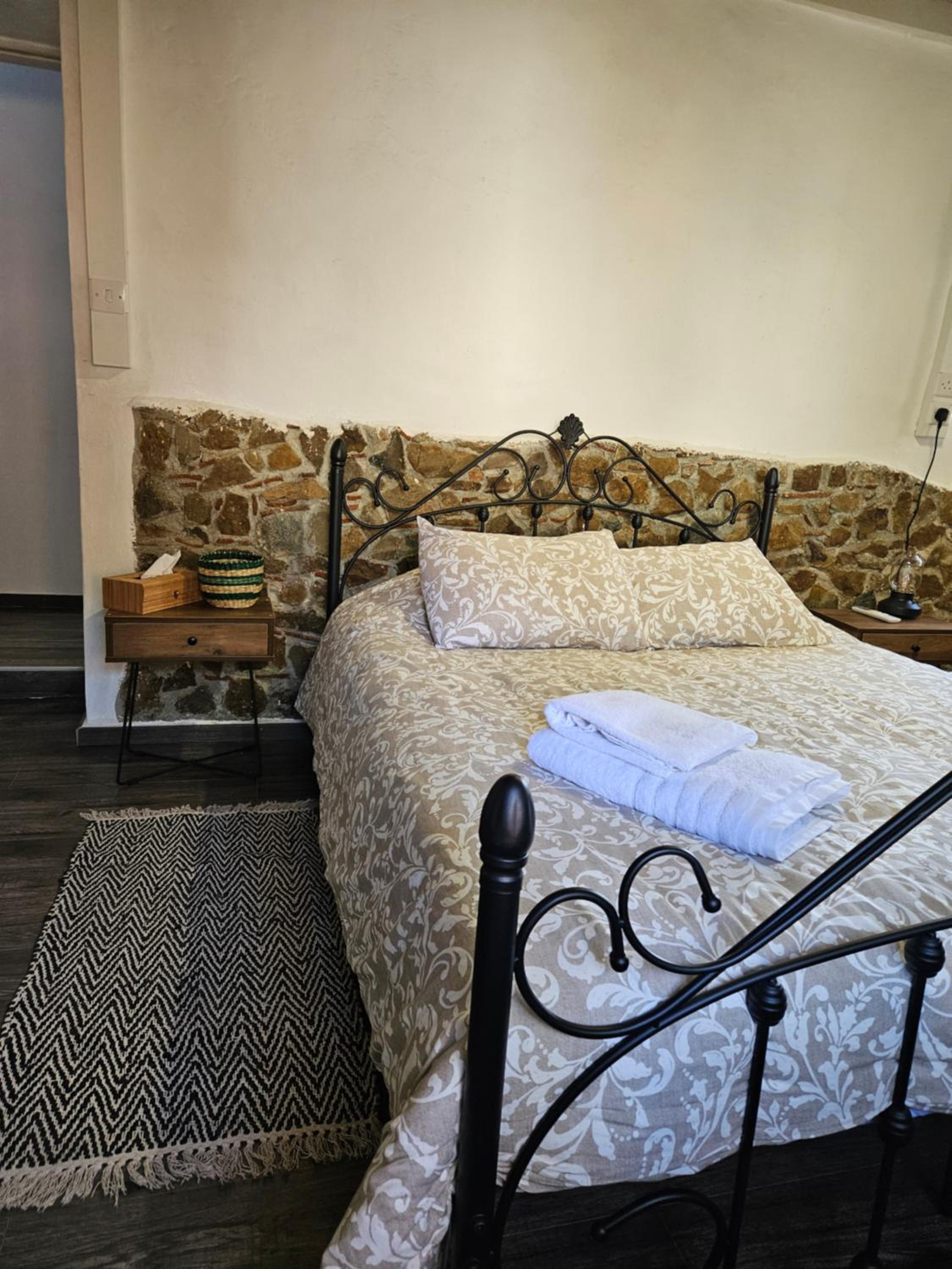 Traditional adobe house in Evrychou with cozy garden and fireplace!