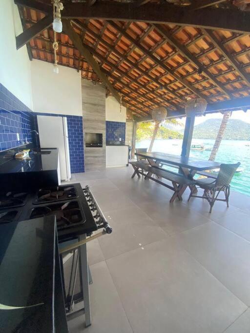 Casa de veraneio com deck em Passa Terra, Ilha Grande