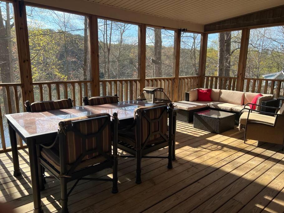 Boo Boo's Cabin - Lake Front!