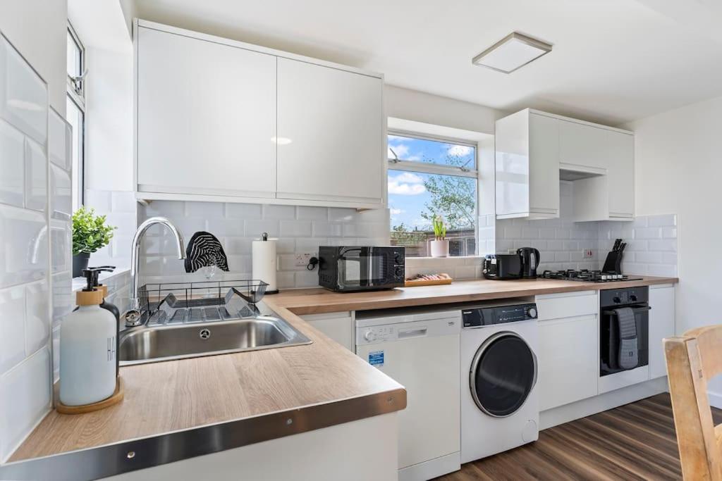 Heart of Acton - Free Parking - Perfect for Contractors