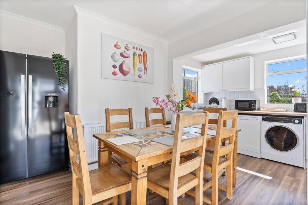 Heart of Acton - Free Parking - Perfect for Contractors
