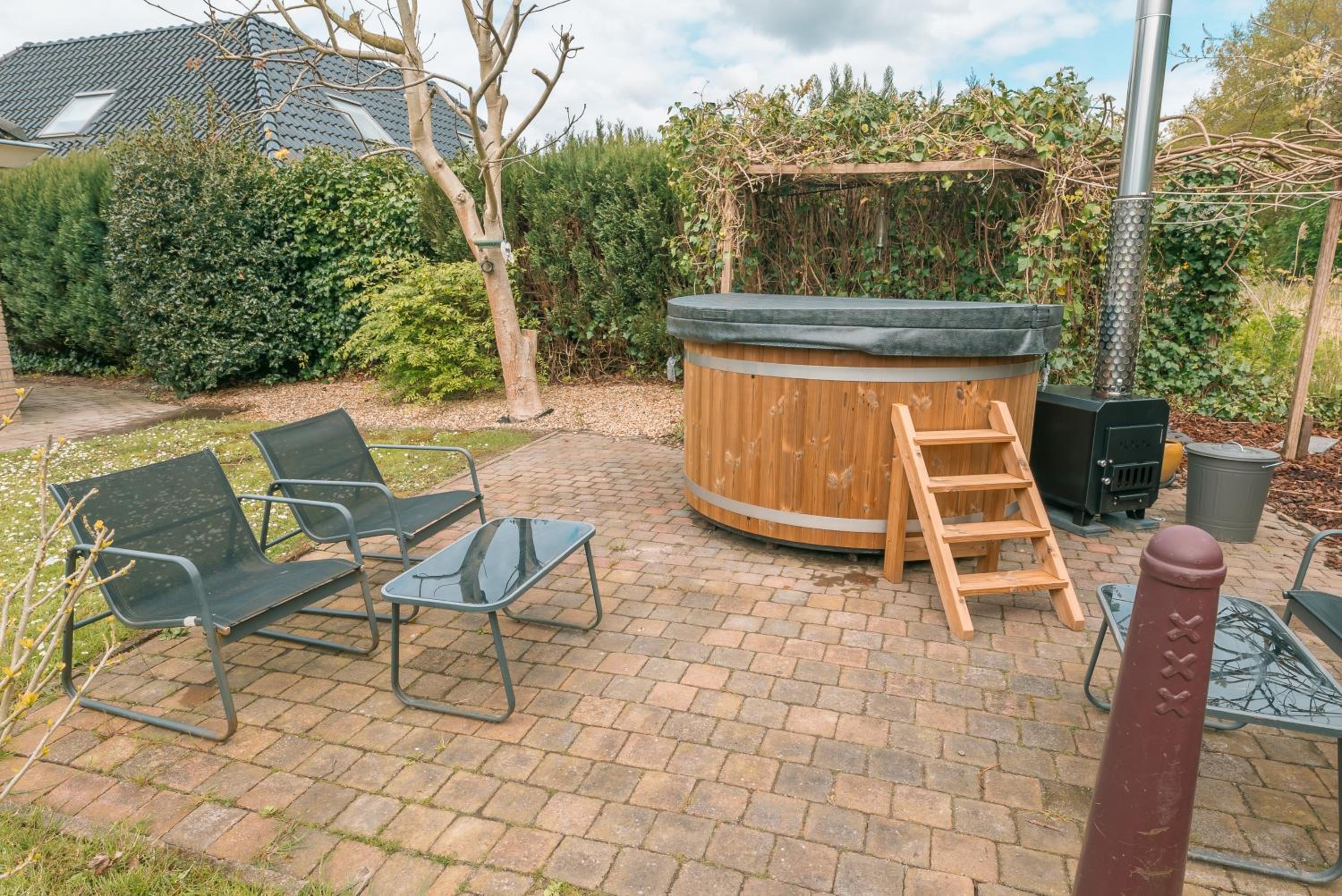 The Poplar Place, Comfort & Hottub with 9 beds and 1 folding bed view 5