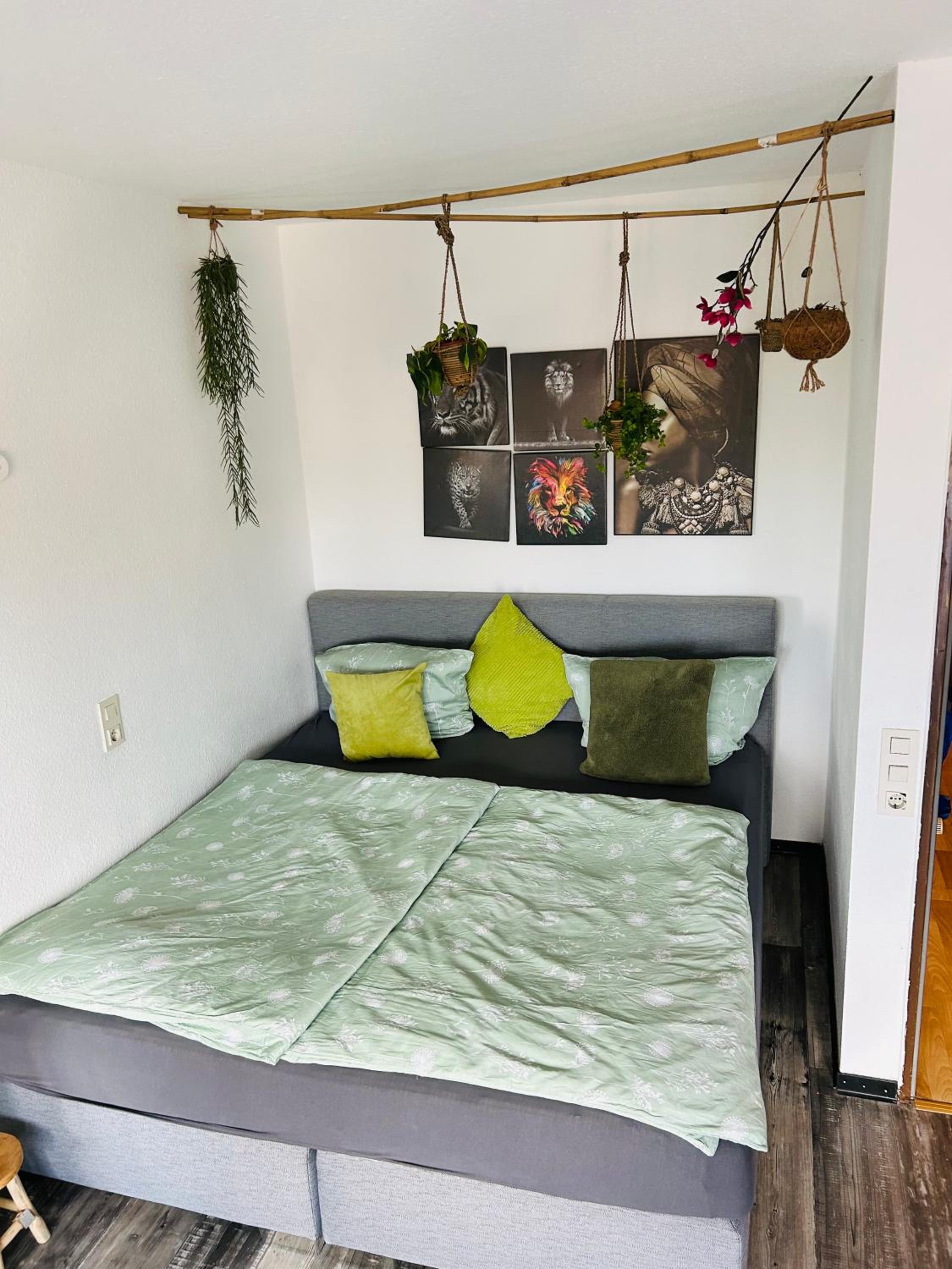 Blühendes Balkonwohnung mit Traumaussicht