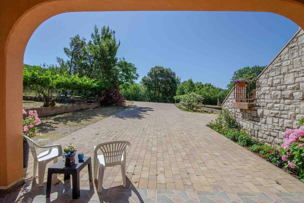RENATOEMILIA spacious apartment with courtyard