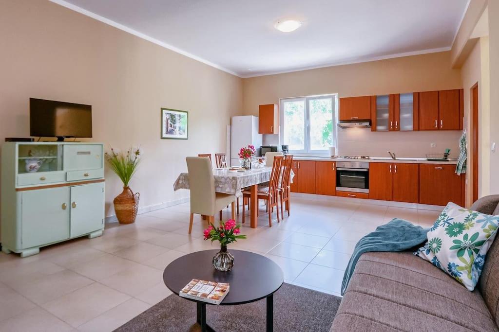 RENATOEMILIA spacious apartment with courtyard