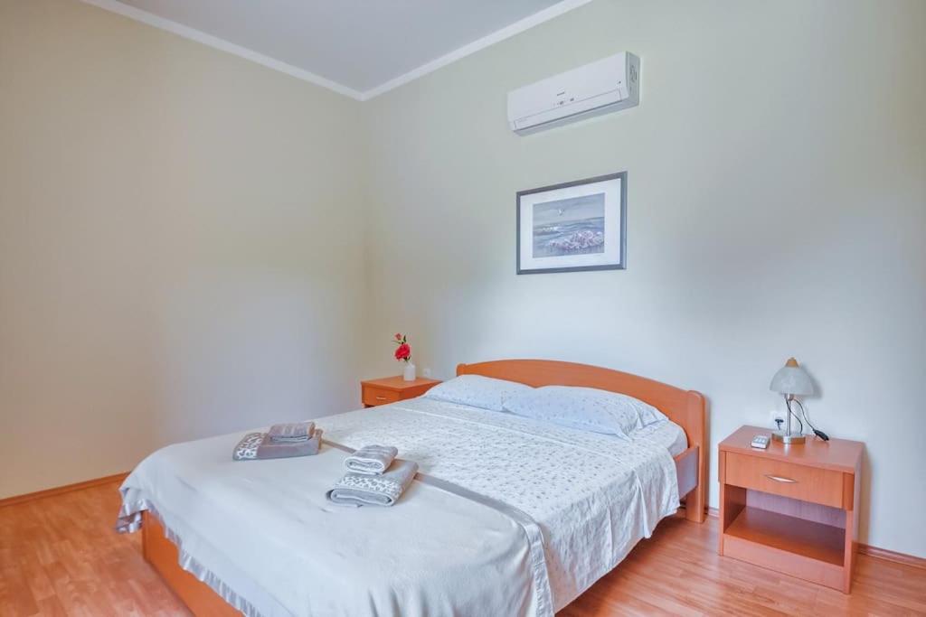 RENATOEMILIA spacious apartment with courtyard