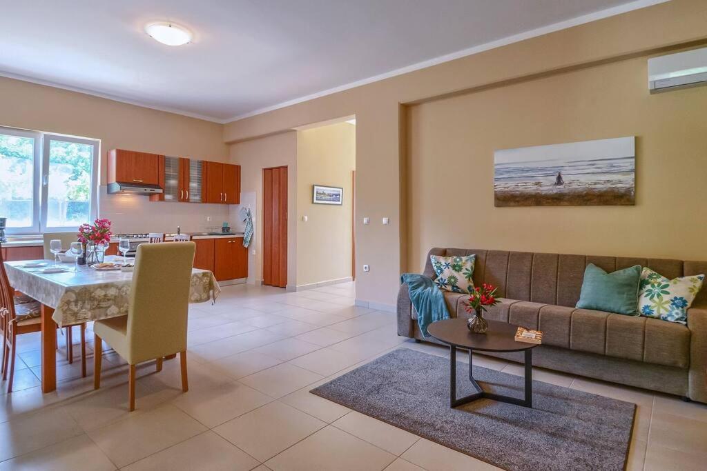 RENATOEMILIA spacious apartment with courtyard