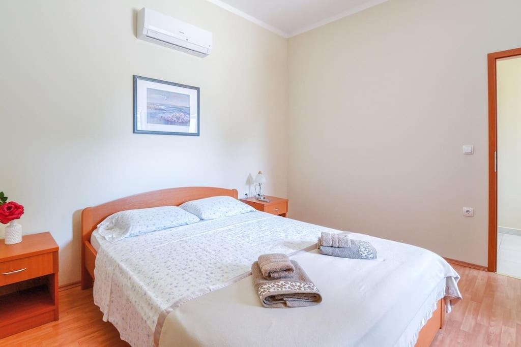RENATOEMILIA spacious apartment with courtyard