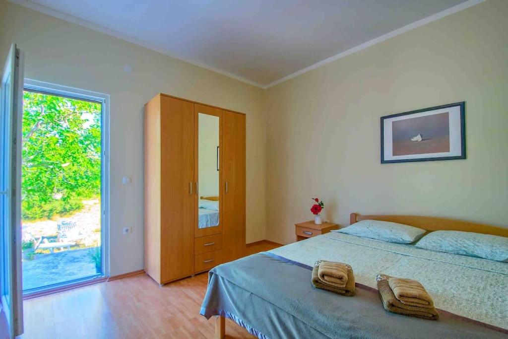 RENATOEMILIA spacious apartment with courtyard