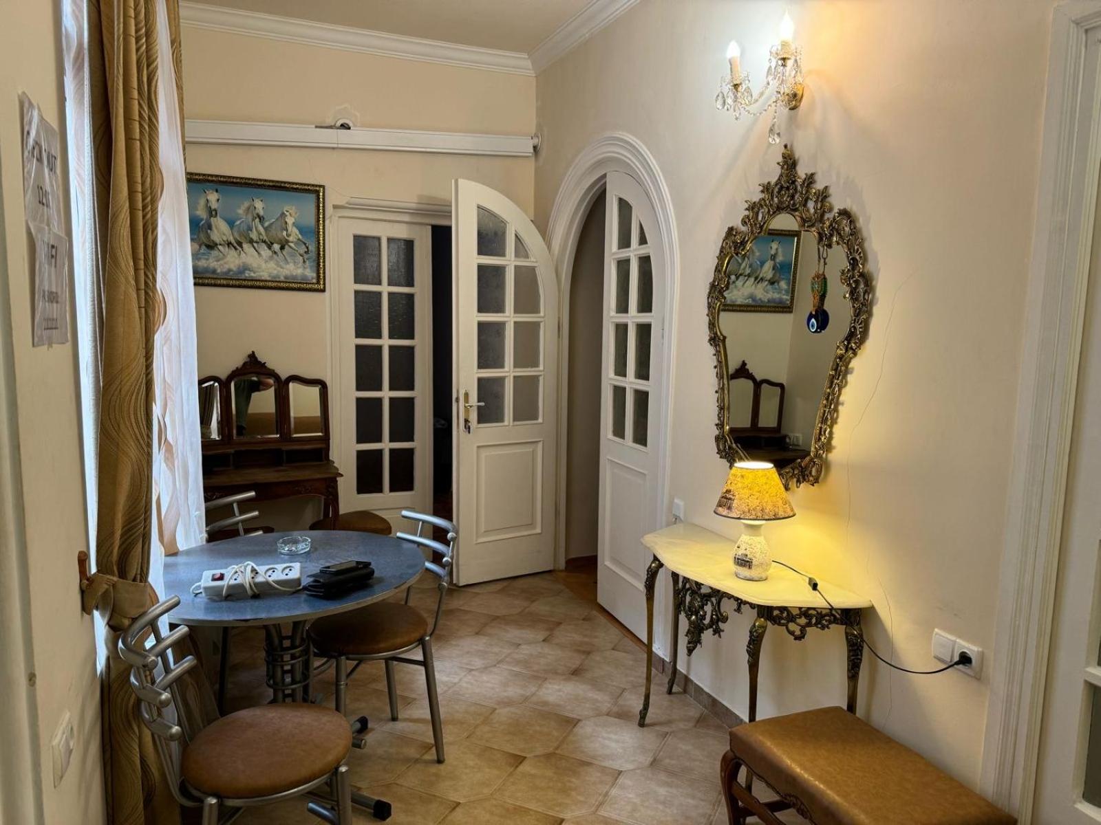 Maximilian Apartment