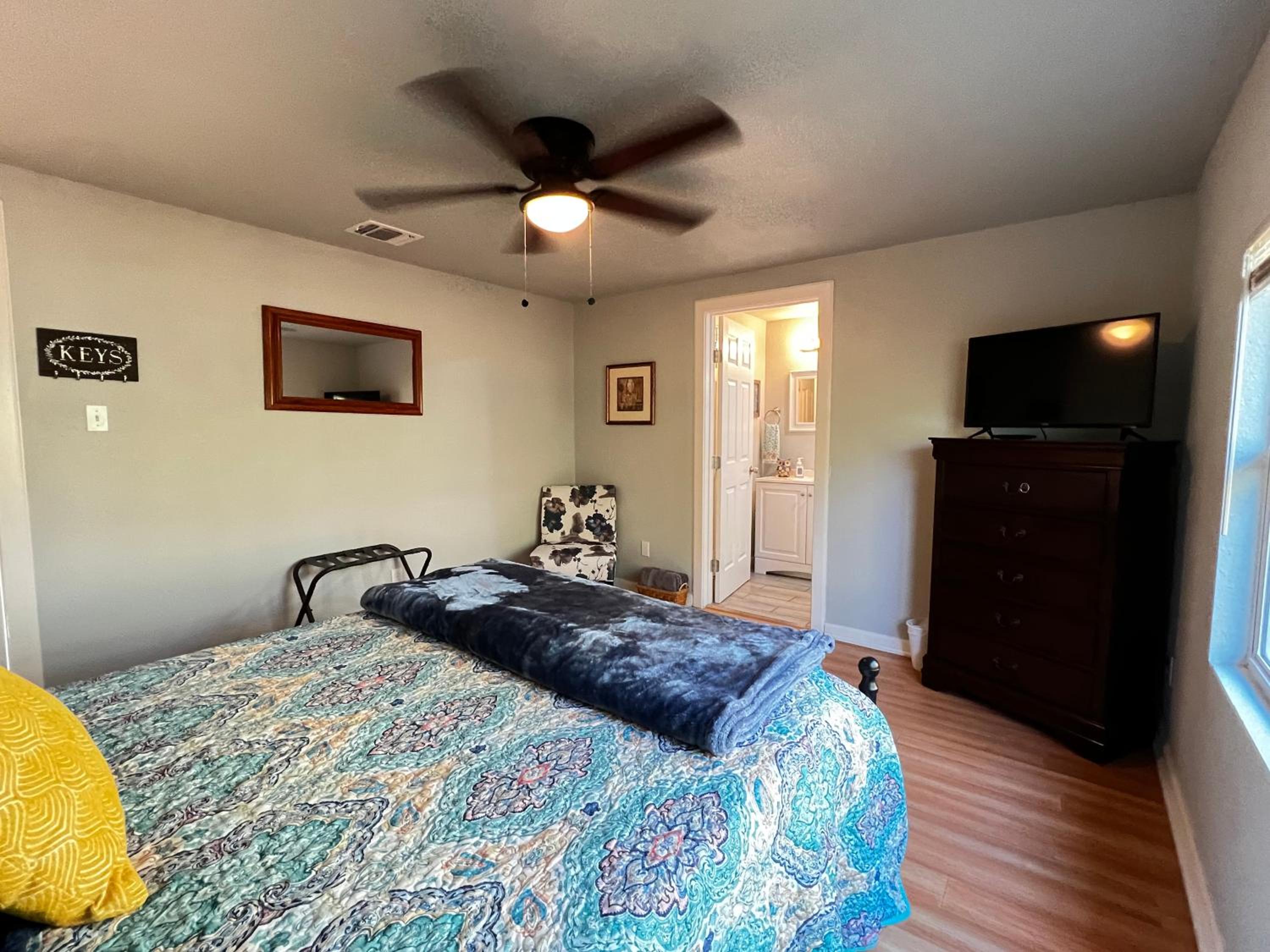 Private rooms in Texas home - Walk to Dwntwn San Antonio view 4