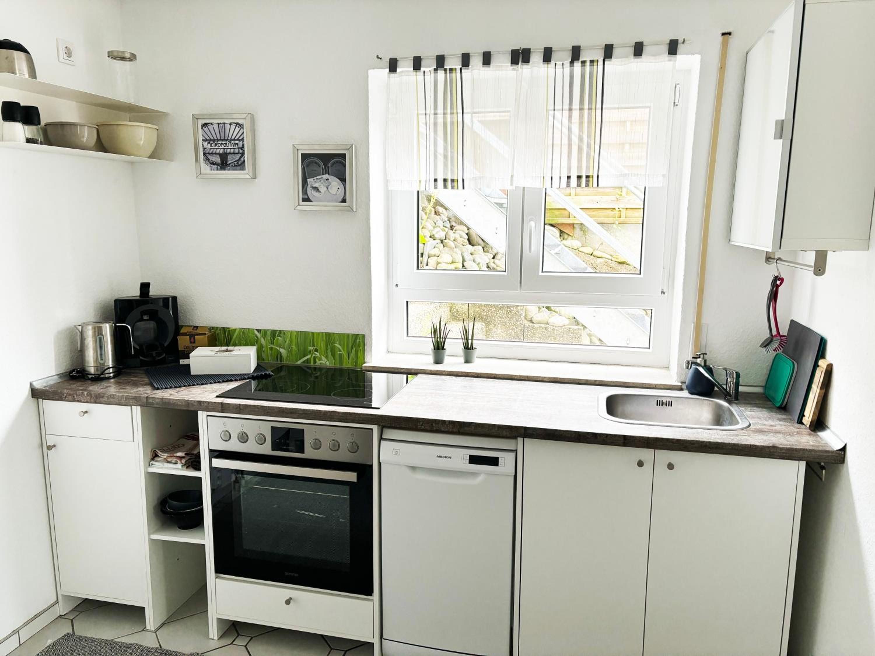 Panorama-Haus Ferienwohnung SÄNTIS - Schlafzimmer, Wohnzimmer, Küche, Bad, Sonnenterrasse mit Bergblick im Garten