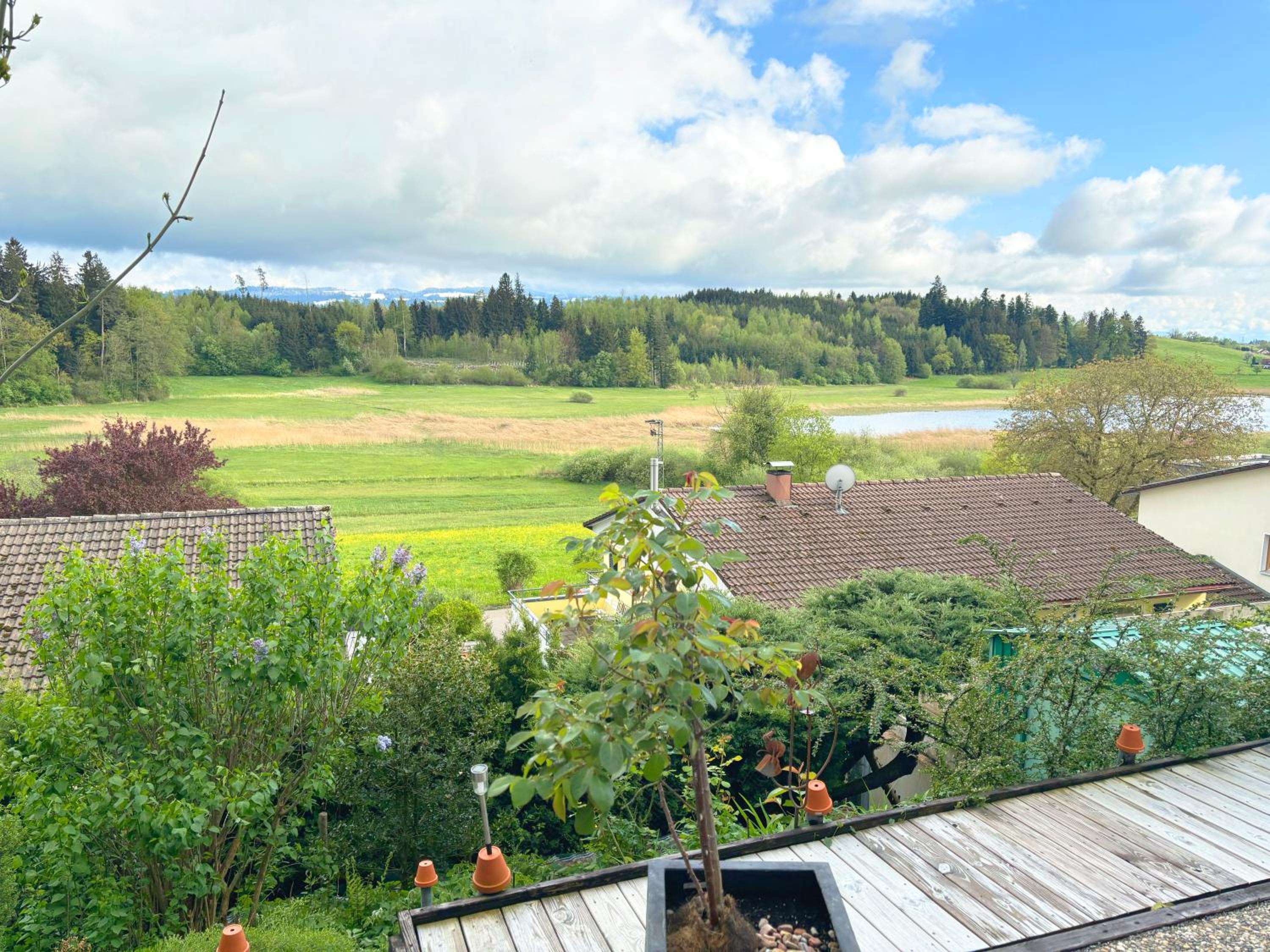 Panorama-Haus Ferienwohnung SÄNTIS - Schlafzimmer, Wohnzimmer, Küche, Bad, Sonnenterrasse mit Bergblick im Garten