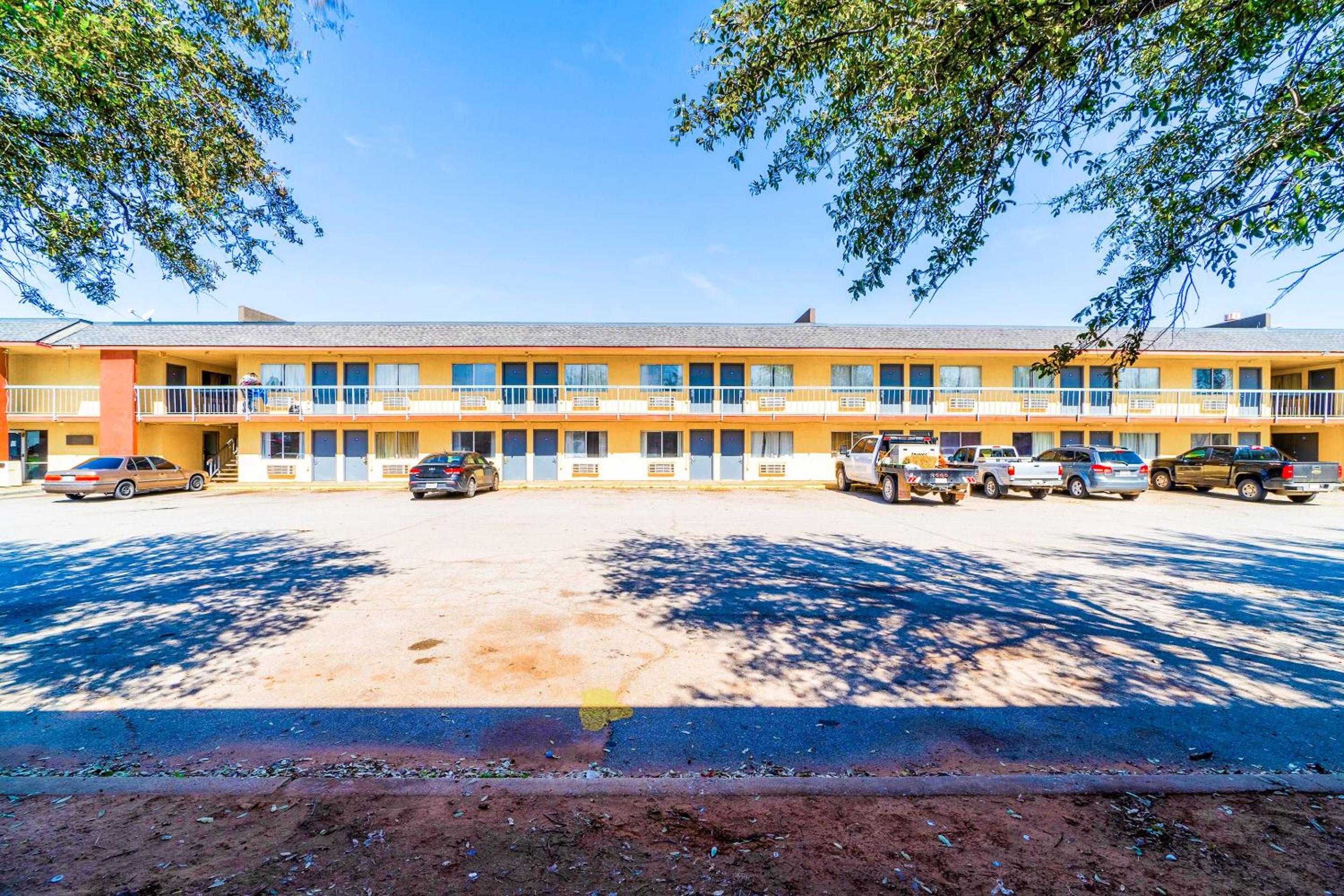 Castle Inn & Suites By OYO Chickasha view 5