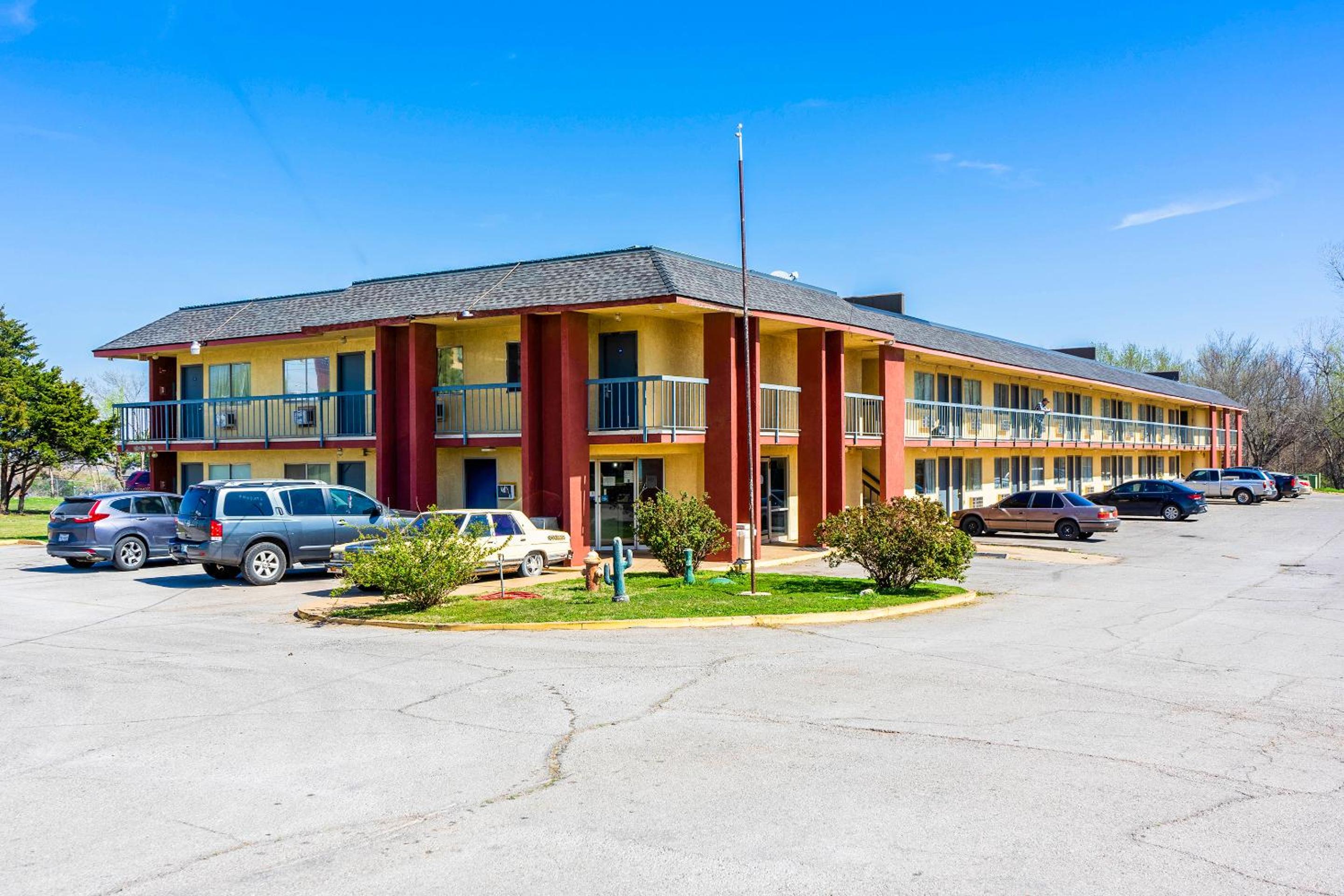 Castle Inn & Suites By OYO Chickasha view 3