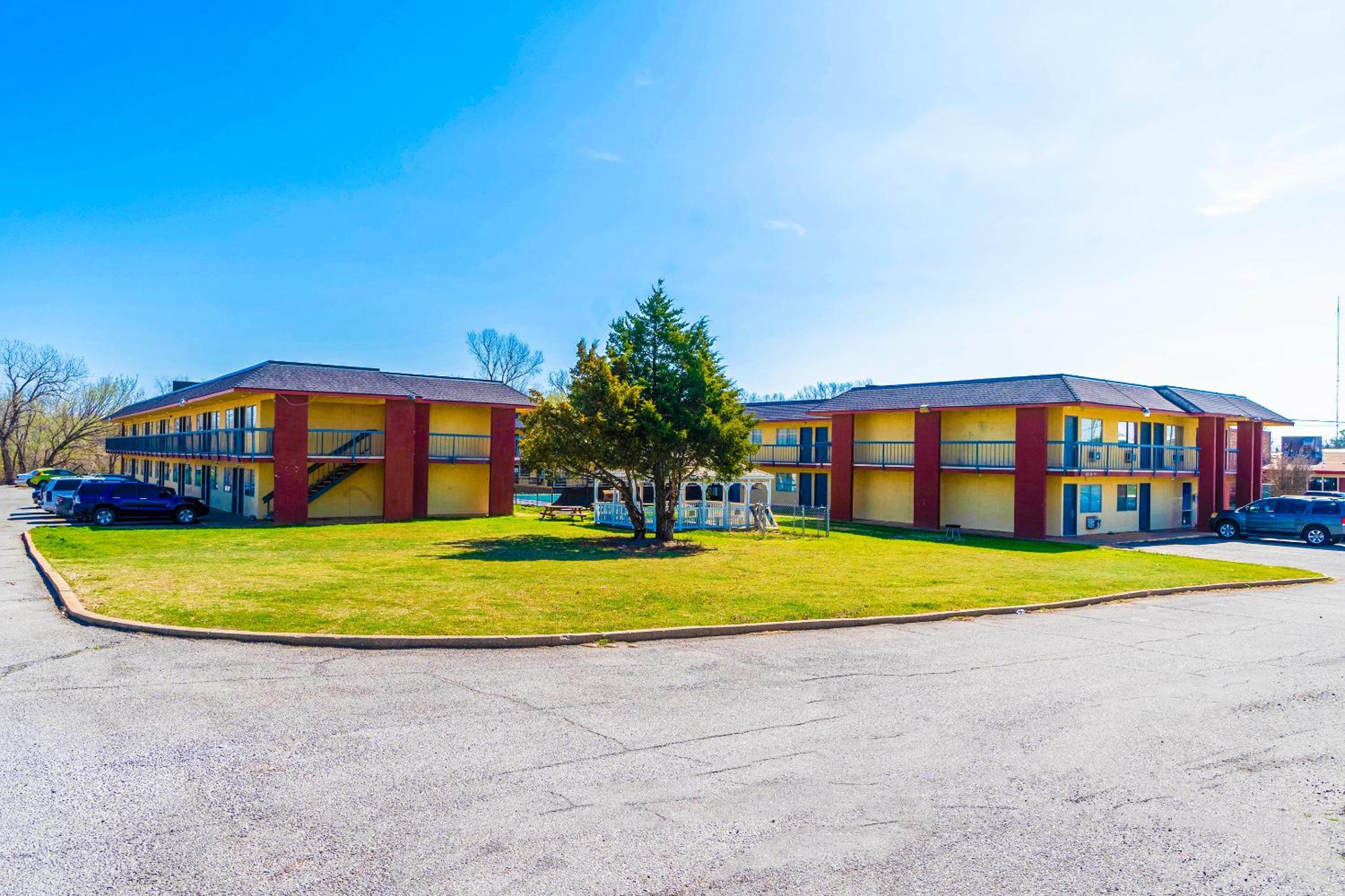 Castle Inn & Suites By OYO Chickasha view 2