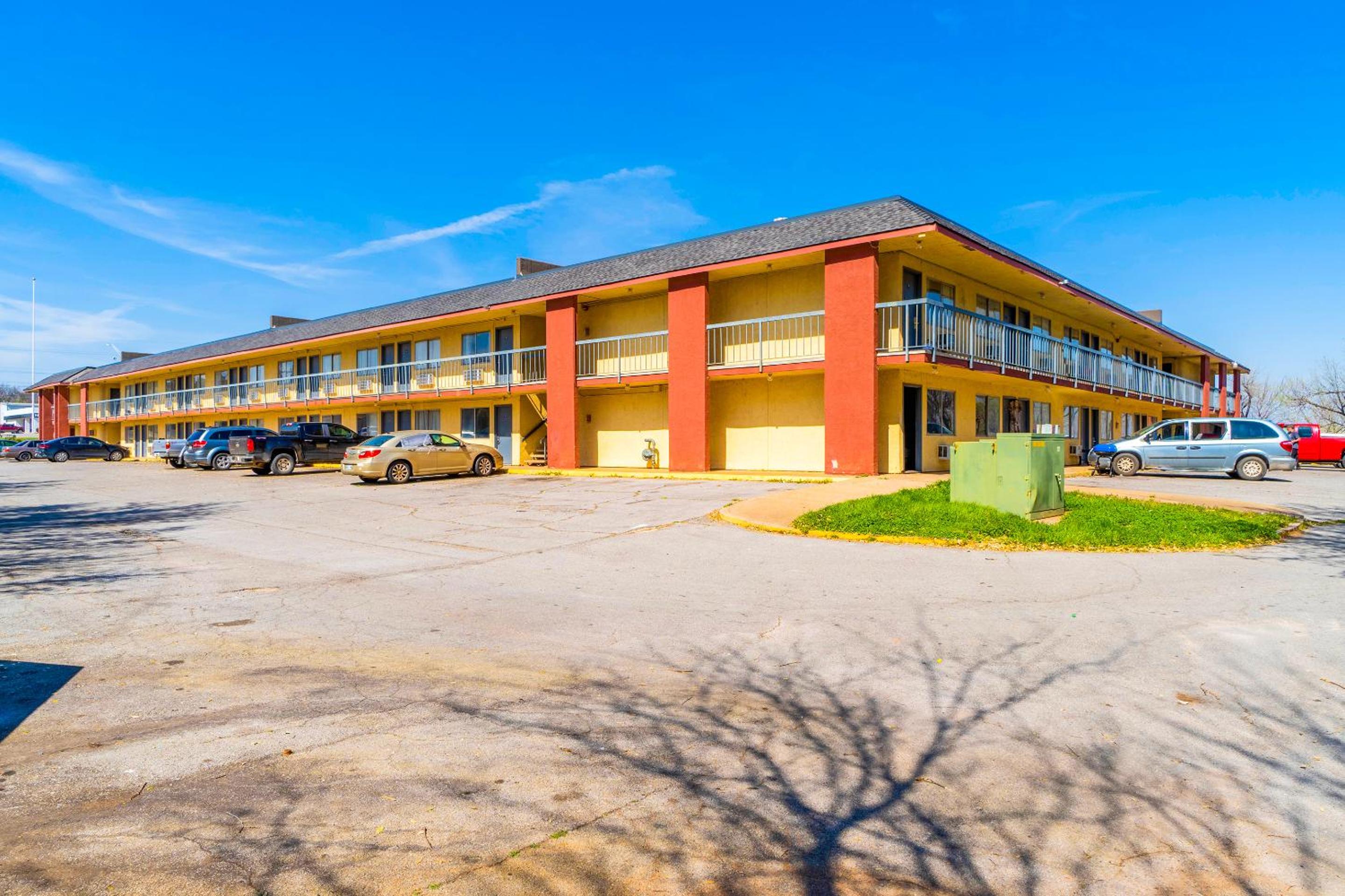 Castle Inn & Suites By OYO Chickasha view 4