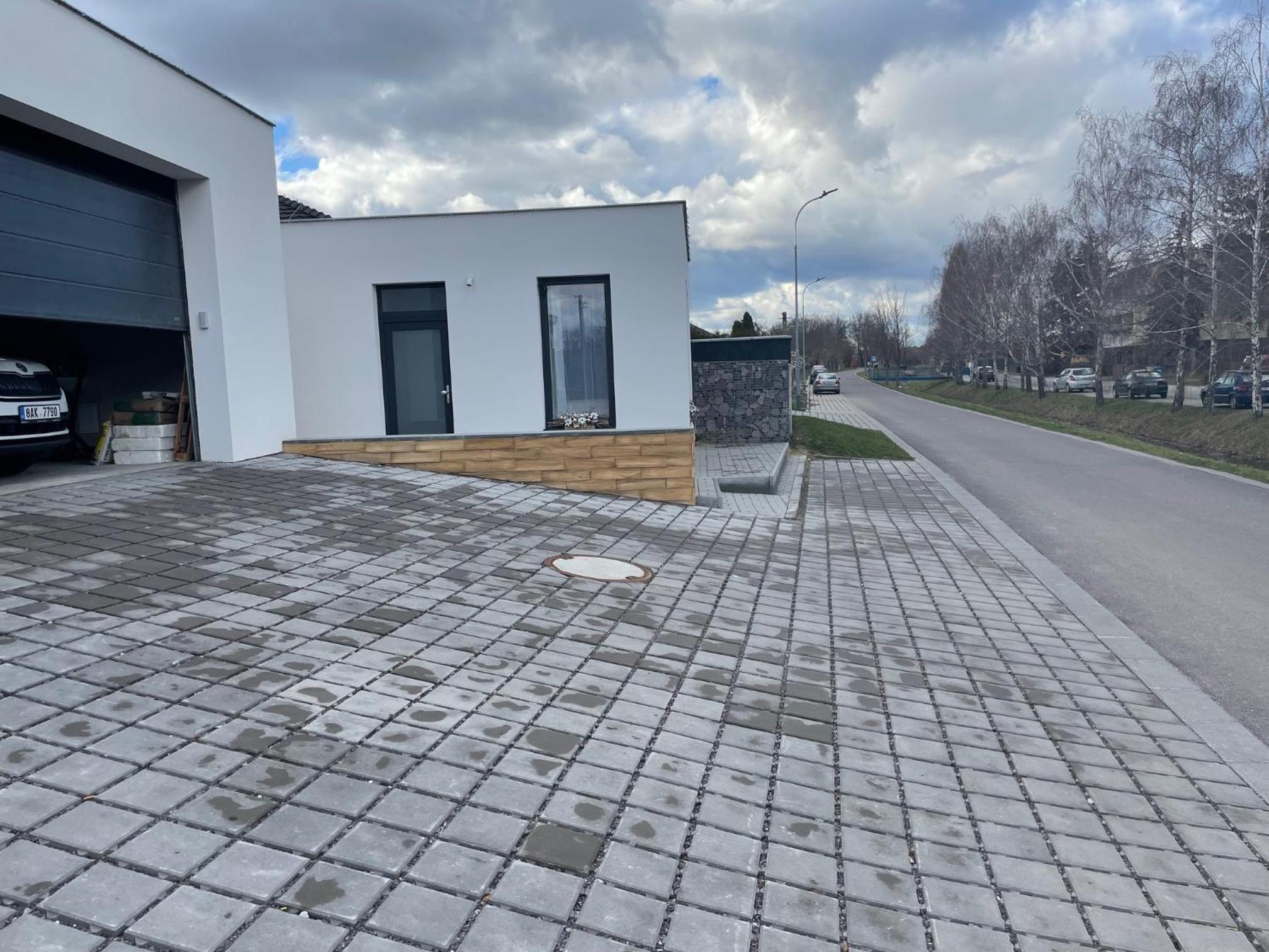 r E L L A x Studia Chvalovice Hatě na Greenway Praha-Wien