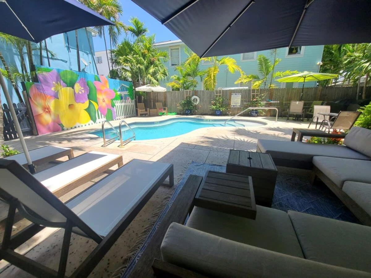 Duval Street Suite overlooking Duval w parking and pool