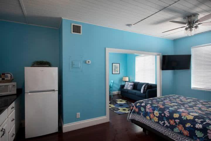Four Suites on Duval Street w parking and pool view 4