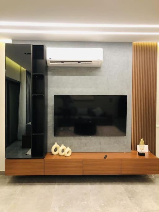 Luxurious Lake View Flat 2BR 115 view 2