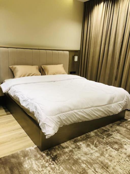 Luxurious Lake View Flat 2BR 115 view 3