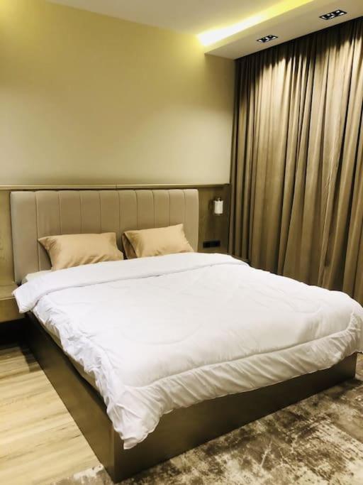 Luxurious Lake View Flat 2BR 115 view 5