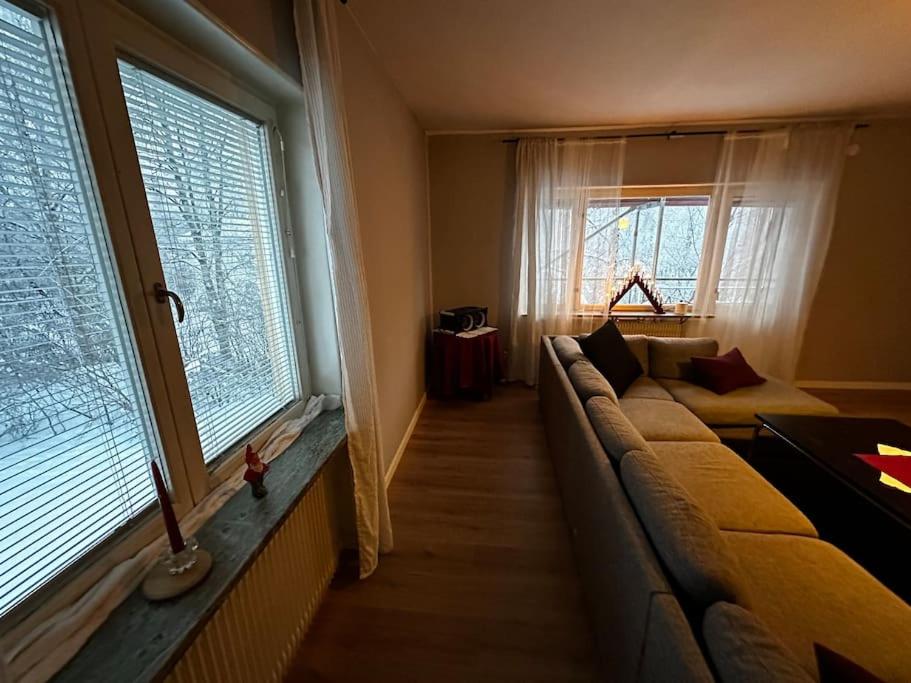 6 rum lägenhet 90kvm parkettgolv balkong öppen spis hög takhöjd view 2