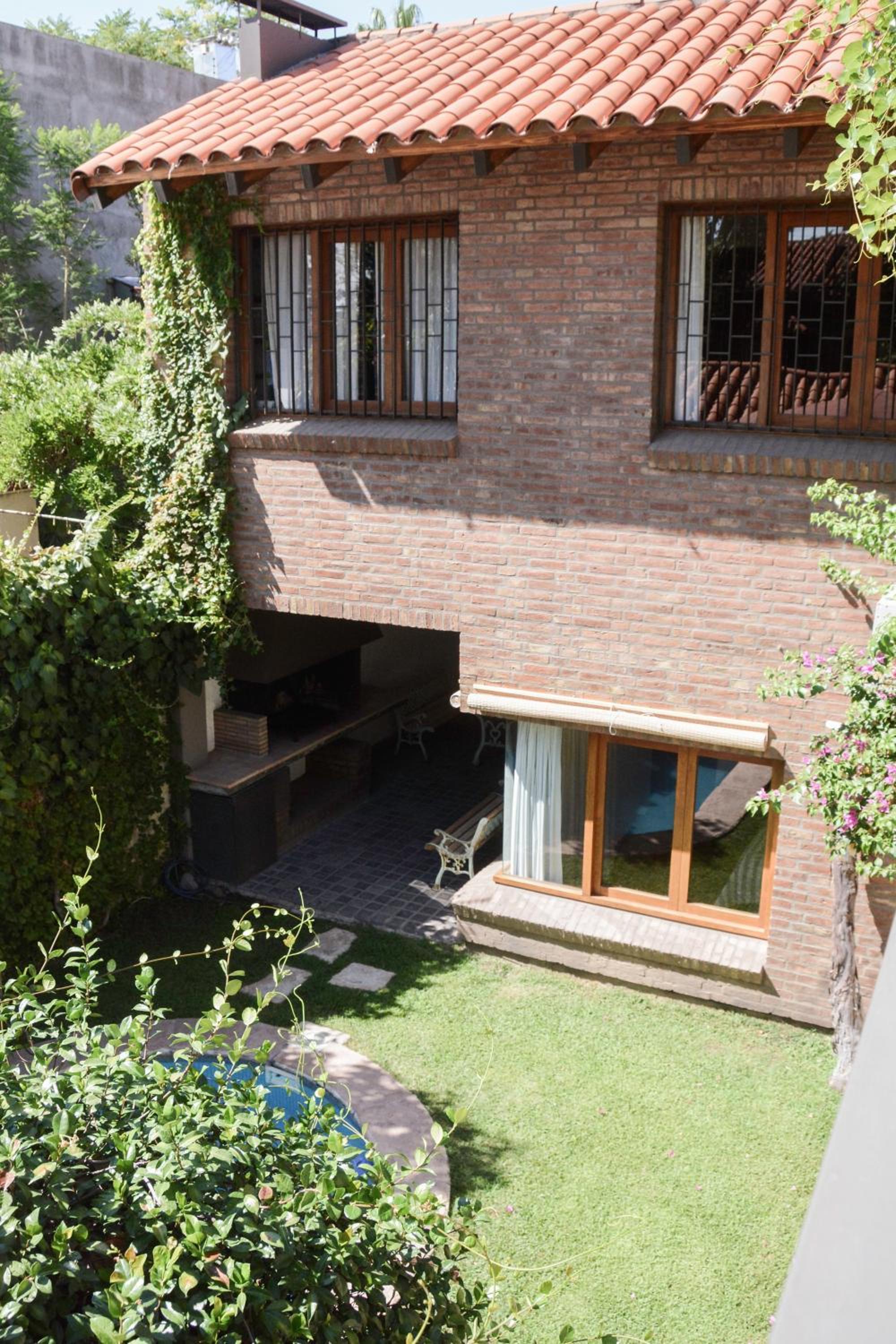 Excelente ubicacion! Casa grande con parrilla