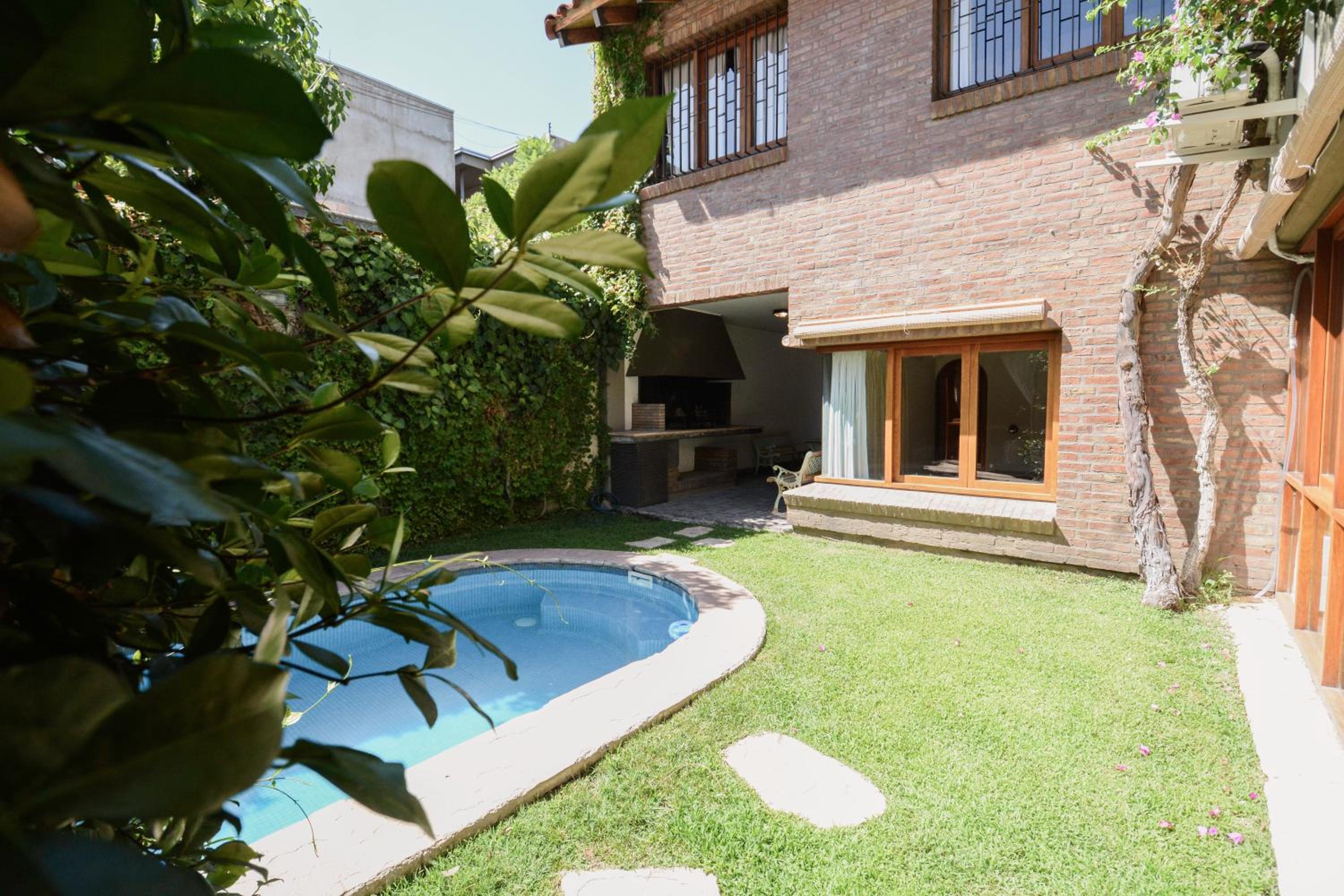 Excelente ubicacion! Casa grande con parrilla