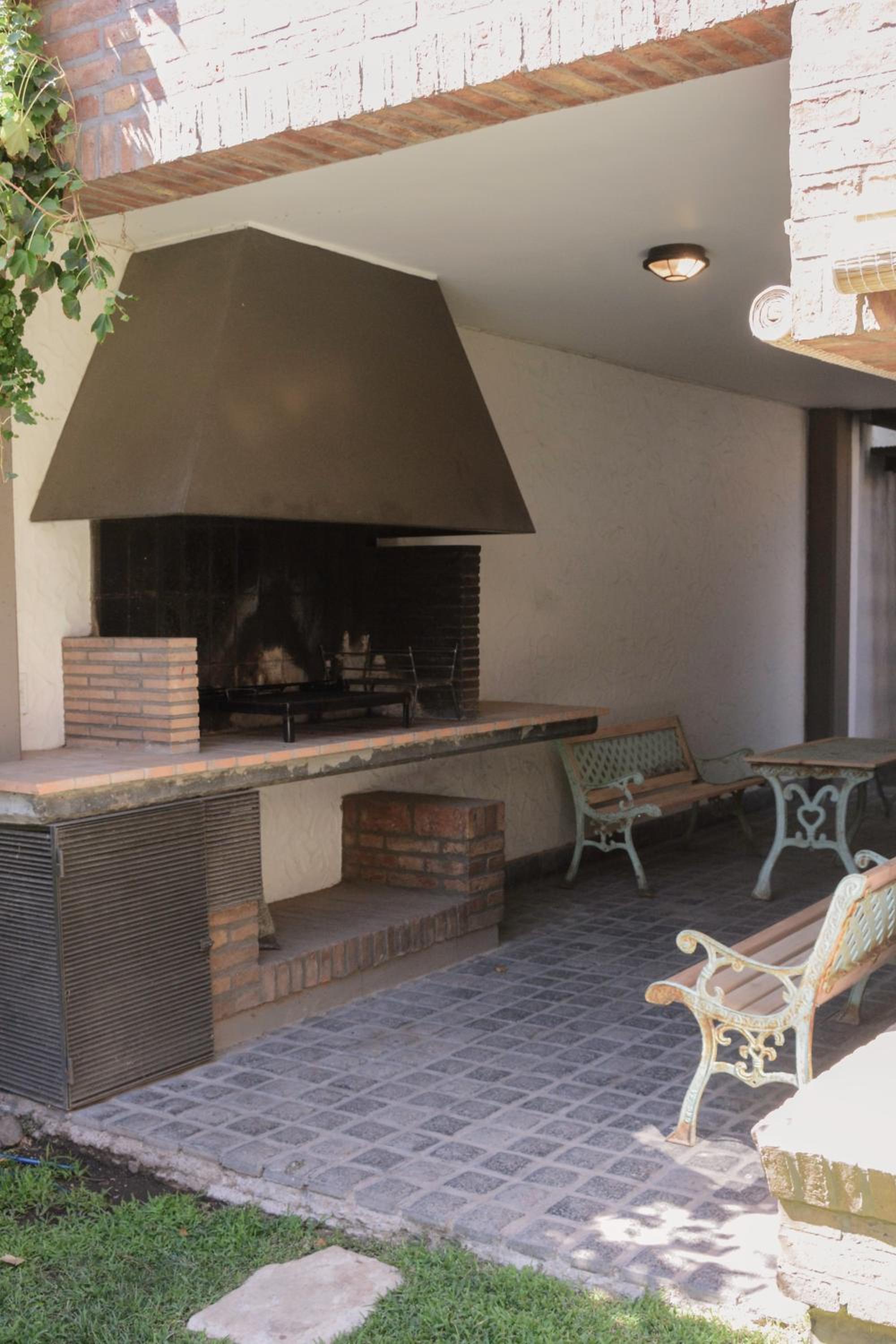 Excelente ubicacion! Casa grande con parrilla