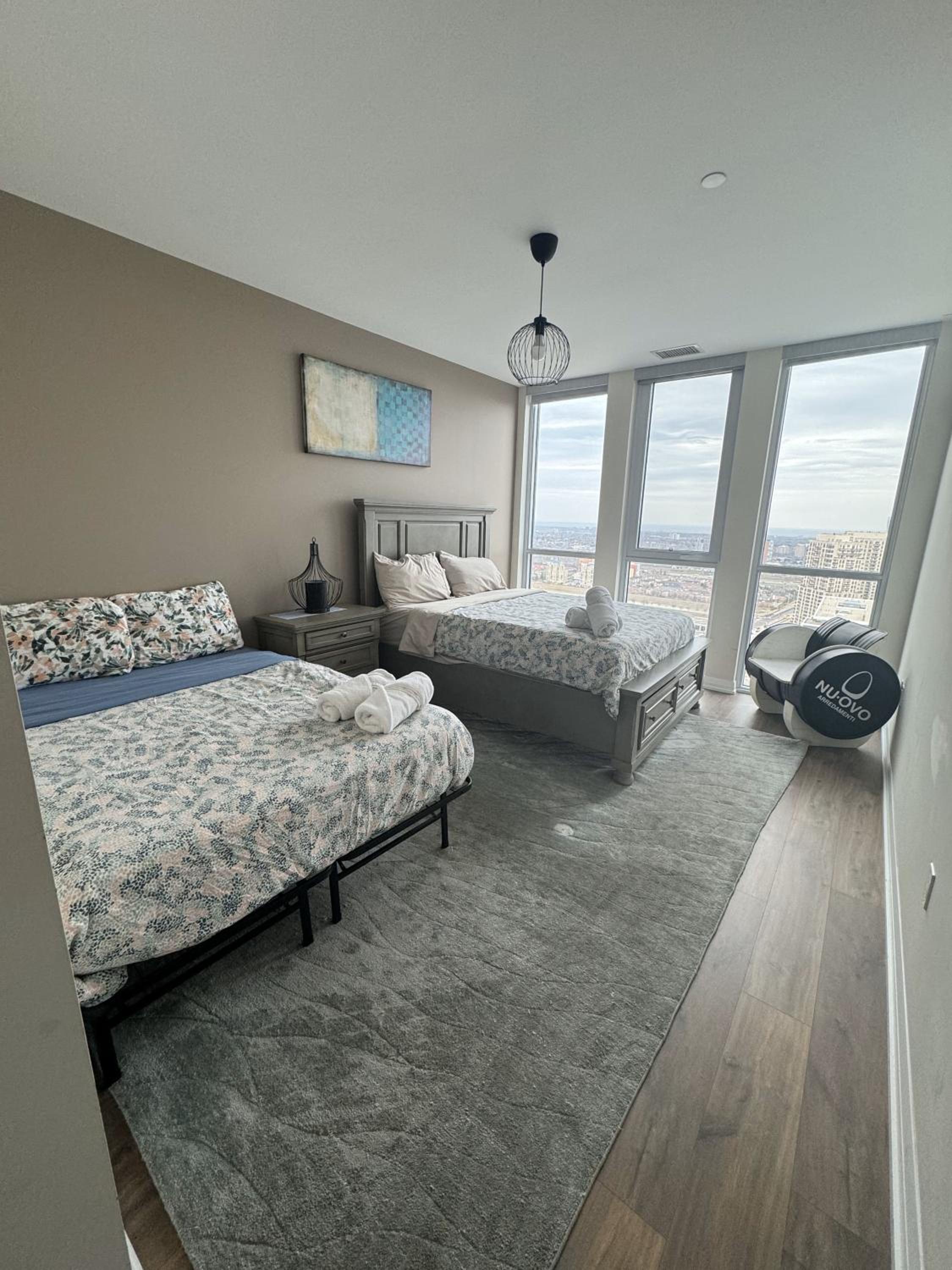 Amazing 3 Bed 4 Bath Penthouse with Roof Top Terrace close to Airport