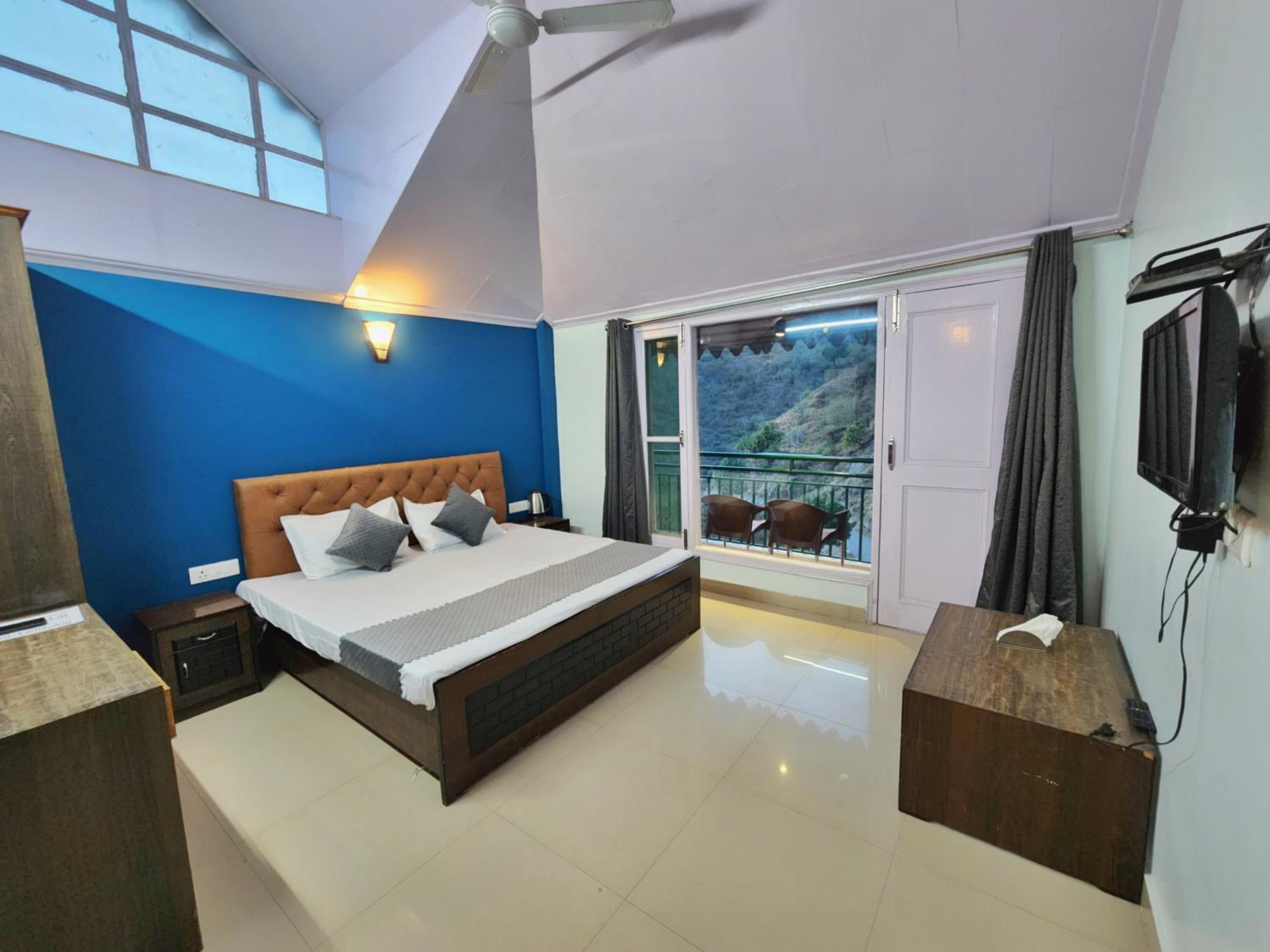 Safarmaina Homestay Kasauli view 2