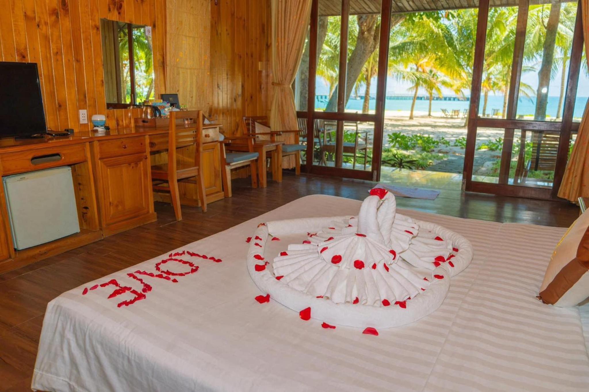 Tan Son Nhat Con Dao Resort