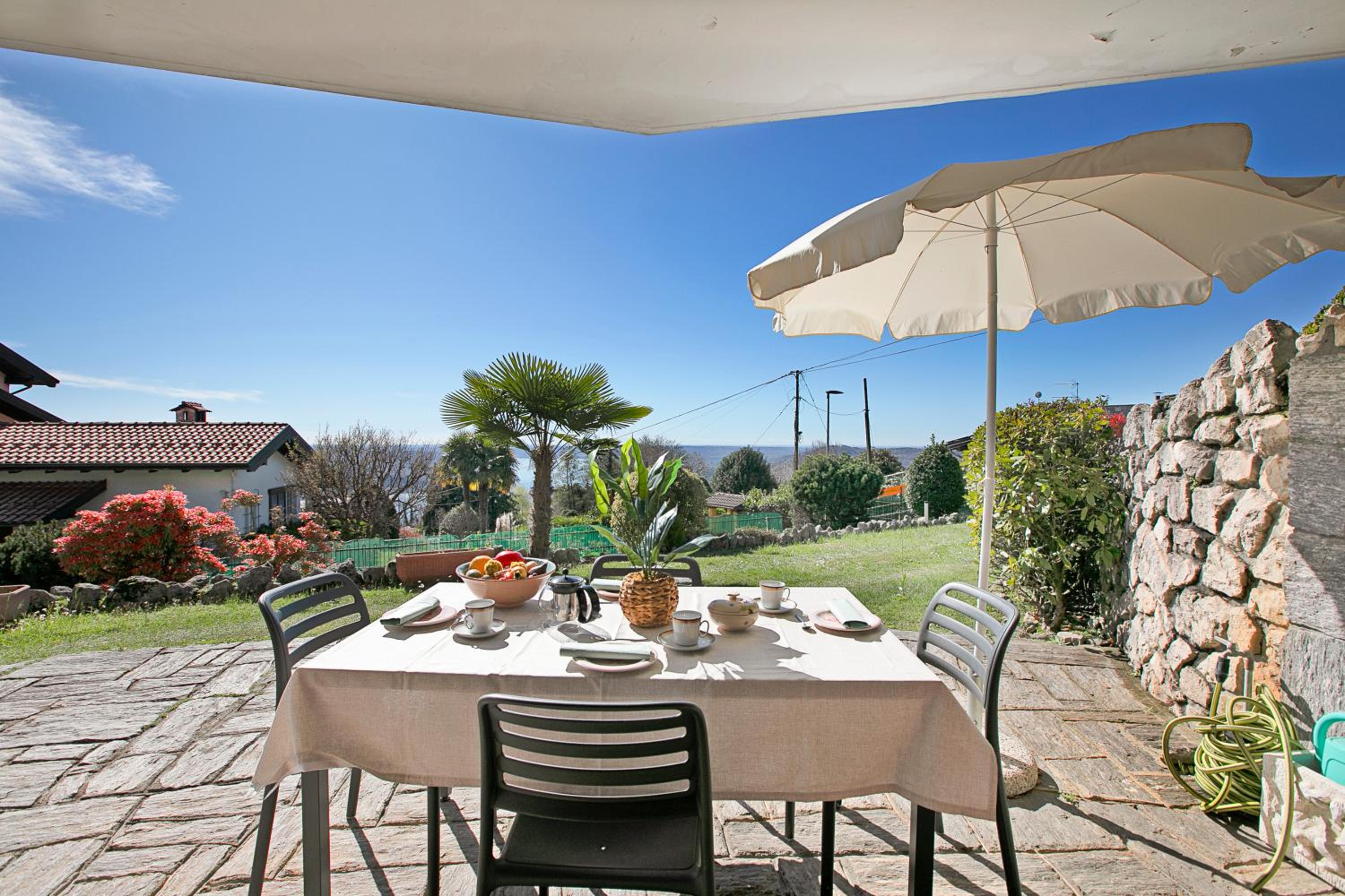 Il Poggio Radioso Lake View & Garden - Happy Rentals view 2