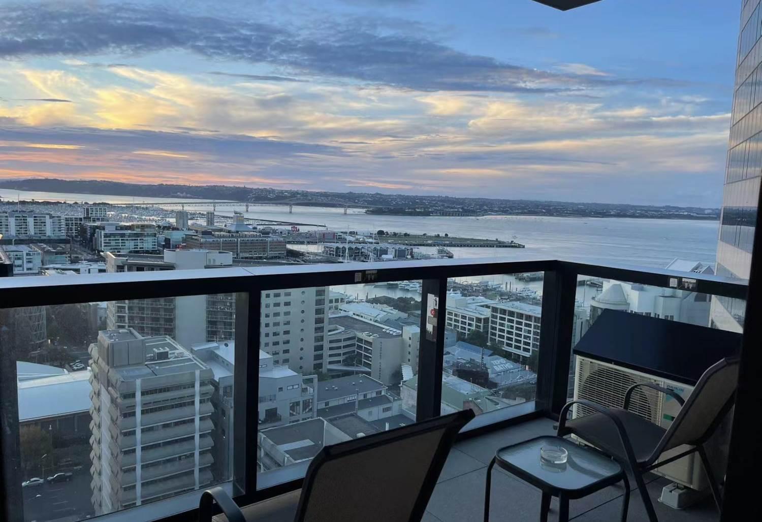 Gorgeous Seaview 2 Bedroom Apartment in Auckland CBD