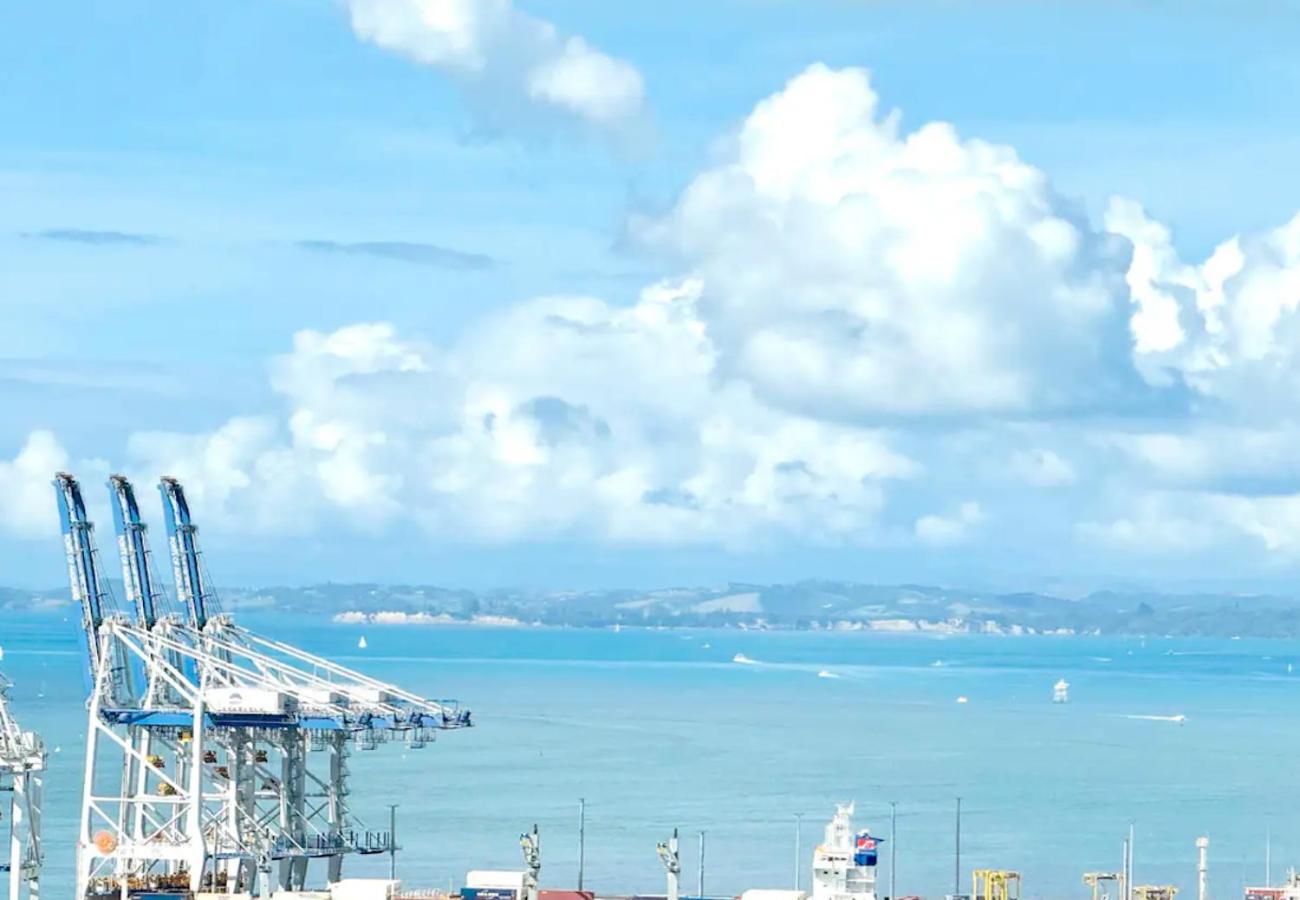 Gorgeous Seaview 2 Bedroom Apartment in Auckland CBD