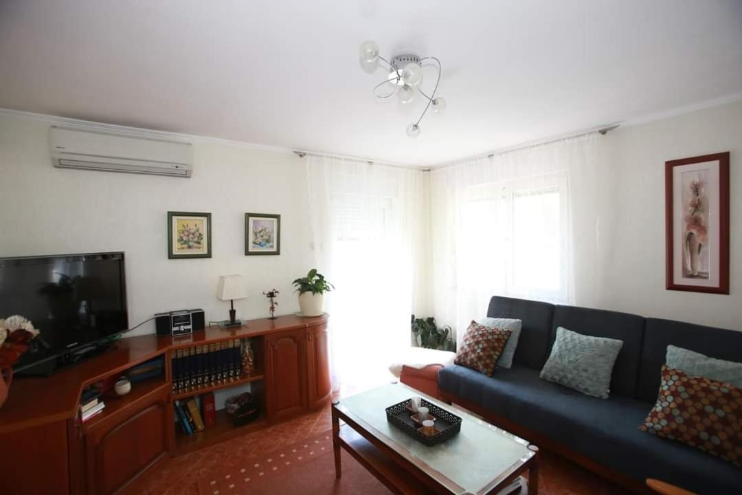 Apartment with a garden view view 3